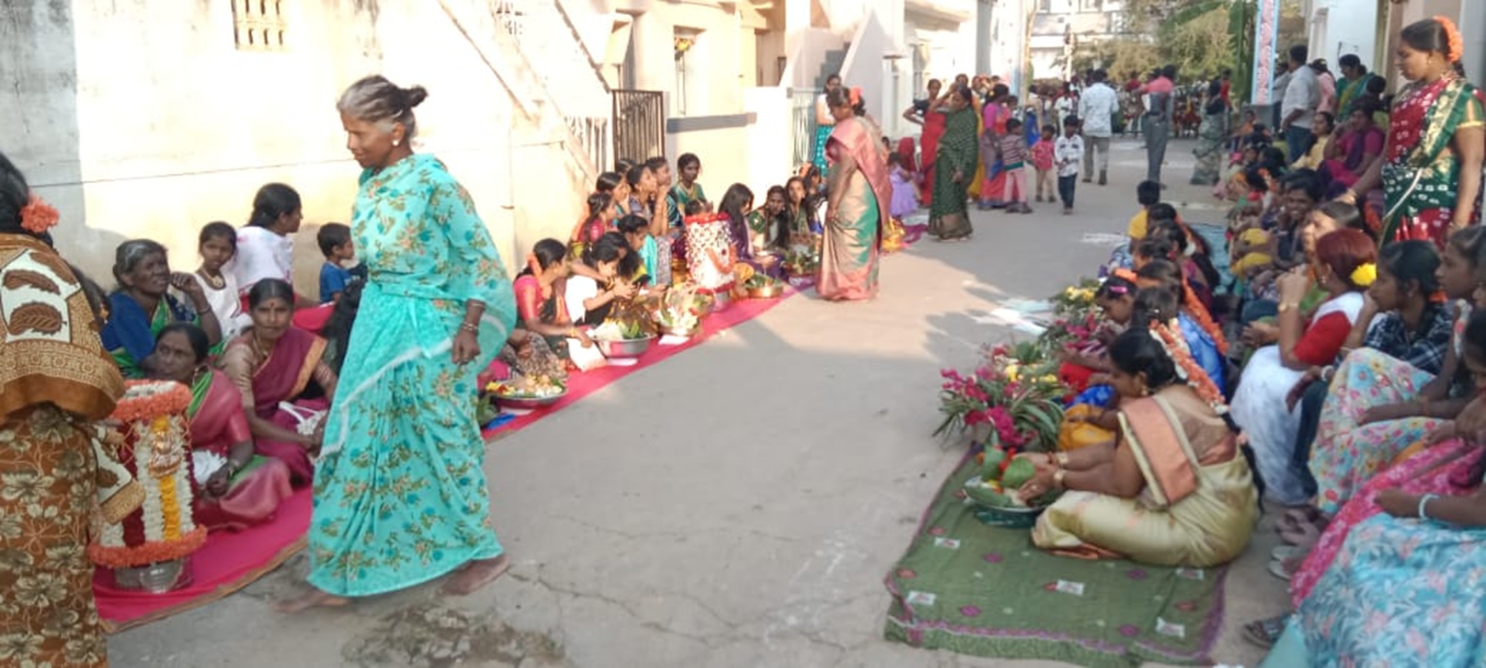 ತಿಮ್ಮಸಂದ್ರದಲ್ಲಿ ಸಂಕ್ರಾಂತಿಯ ಅಂಗವಾಗಿ ಮಹಿಳೆಯರಿಂದ ದೀಪೋತ್ಸವ ನಡೆಯಿತು