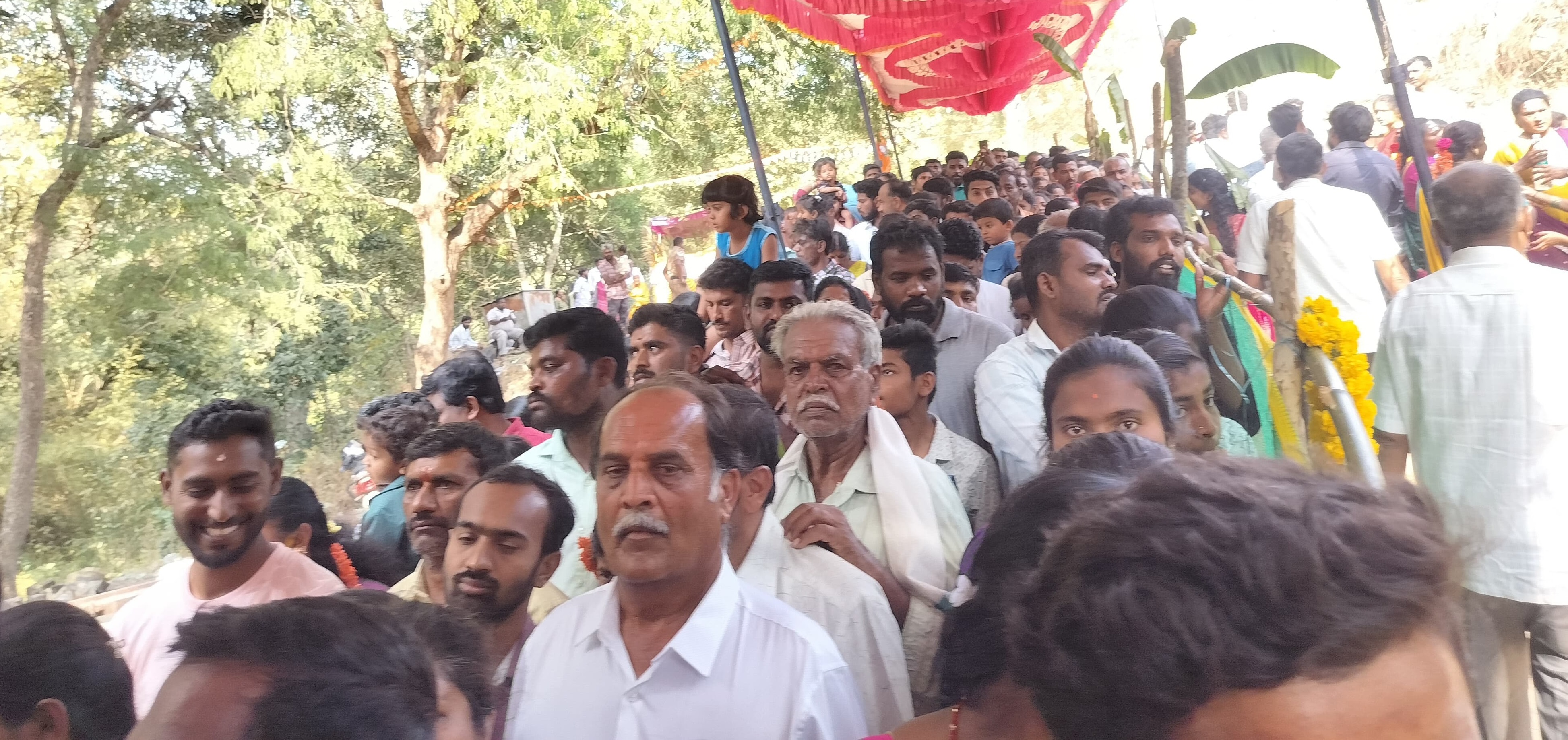 ದೇವರ ದರ್ಶನಕ್ಕೆ ಸರತಿ ಸಾಲಿನಲ್ಲಿ ನಿಂತಿದ್ದ ಭಕ್ತರು