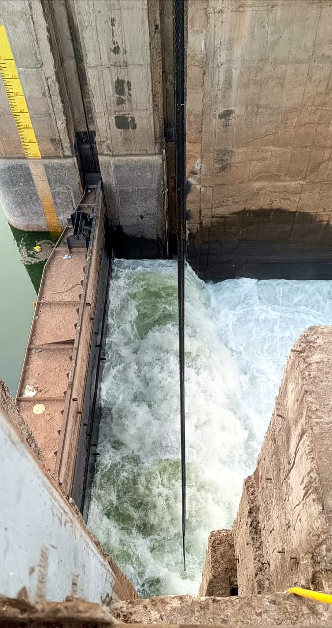 22 ನೇ ಗೇಟ್ ಮೂಲಕ ನೀರು ನಿರಂತರವಾಗಿ ಹರಿದು ಹೋಗುತ್ತಿರುವುದು.