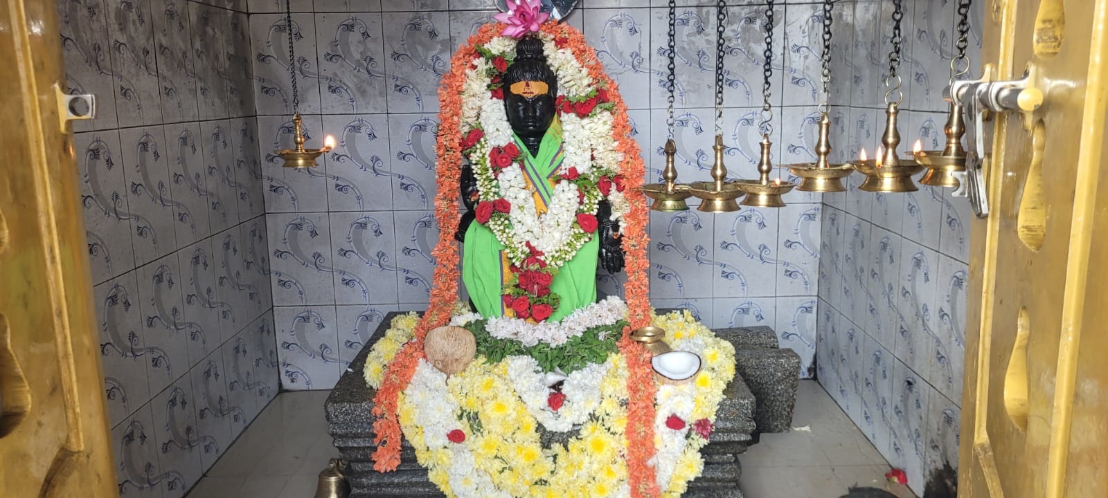 ಪಾವಗಡ ತುಮಕೂರು ರಸ್ತೆಯ ಕಣಿವೆ ಬಳಿಯ ಅಯ್ಯಪ್ಪಗಿರಿಯ ಅಯ್ಯಪ್ಪಸ್ವಾಮಿ ದೇಗುಲದಲ್ಲಿ ಬುಧವಾರ ಸಂಕ್ರಾಂತಿ ಪ್ರಯುಕ್ತ ಮೂಲ ವಿಗ್ರಹಕ್ಕೆ ವಿಶೇಷ ಅಲಂಕಾರ ಮಾಡಿರುವುದು.