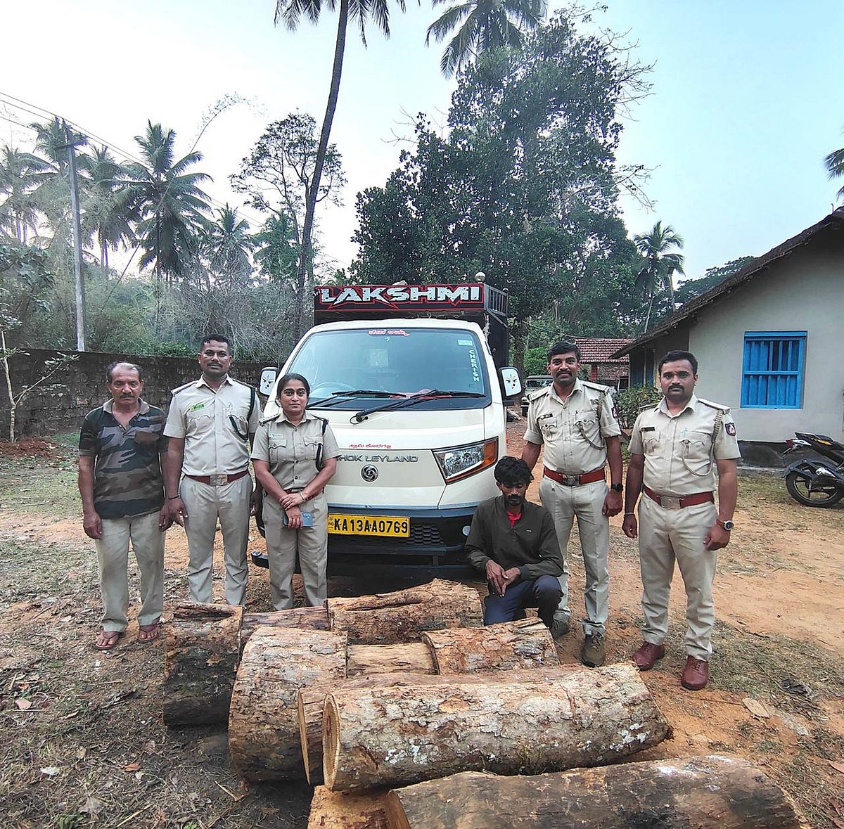 ಮಡಿಕೇರಿ | ಭತ್ತದ ಹೊಟ್ಟಿನ ನಡುವೆ ಬೀಟೆ ಮರ ಸಾಗಾಟ