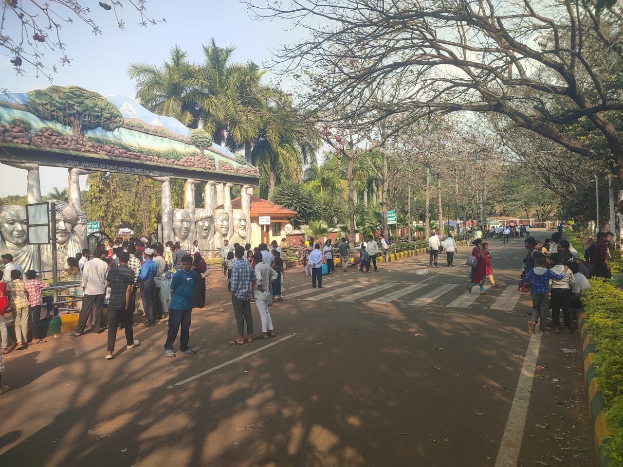 ಆಲಮಟ್ಟಿಯ ವಿವಿಧ ಉದ್ಯಾನಗಳ ಬಳಿ ಜನರ ಭೇಟಿ ವಿರಳವಾಗಿತ್ತು