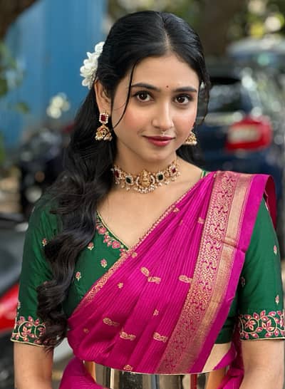 ಹಬ್ಬದ ಸಂಭ್ರಮದಲ್ಲಿರುವ ನಟಿ ಮಲೈಕಾ ವಸುಪಾಲ್ ಅವರು ಗುಲಾಬಿ ಬಣ್ಣದ ಸೀರೆಯಲ್ಲಿ  ಮಿಂಚಿದ್ದಾರೆ.