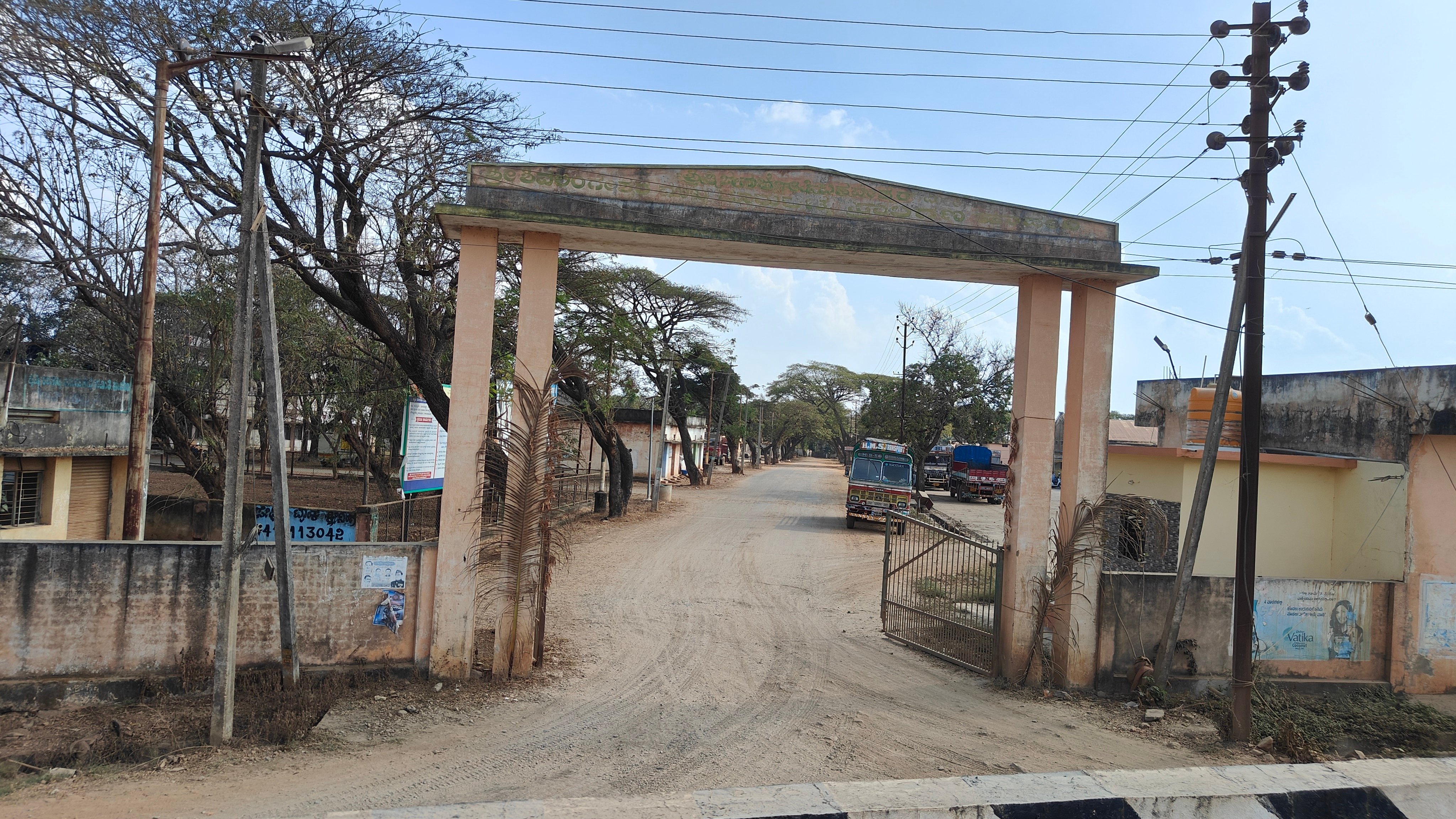 ಹಾವೇರಿ ಗುತ್ತಲ ರಸ್ತೆಯಲ್ಲಿರುವ ಹತ್ತಿ ಮಾರುಕಟ್ಟೆ 