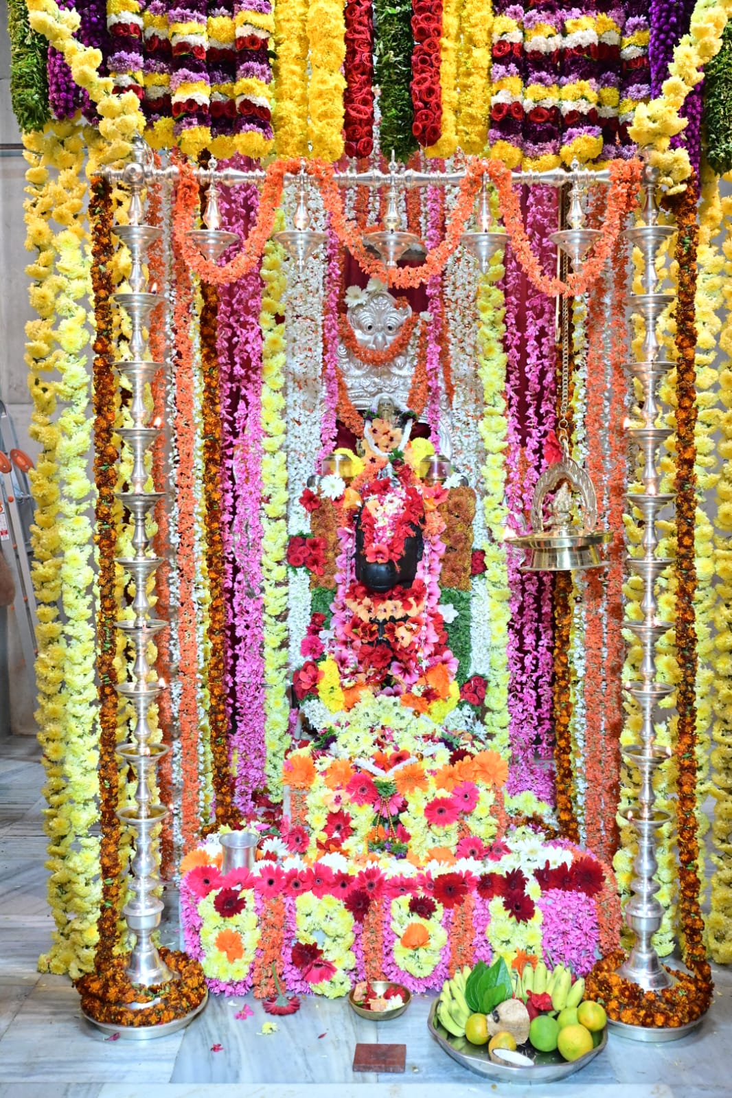 ಸುತ್ತೂರಿನಲ್ಲಿ ಗುರುವಾರ ಶಿವರಾತ್ರೀಶ್ವರ ಶಿವಯೋಗಿಗಳ ಜಾತ್ರಾ ಮಹೋತ್ಸವದ ಉದ್ಘಾಟನೆ ಅಂಗವಾಗಿ ಕರ್ತೃ ಗದ್ದುಗೆಯನ್ನು ವಿಶೇಷವಾಗಿ ಅಲಂಕರಿಸಲಾಗಿತ್ತು. 