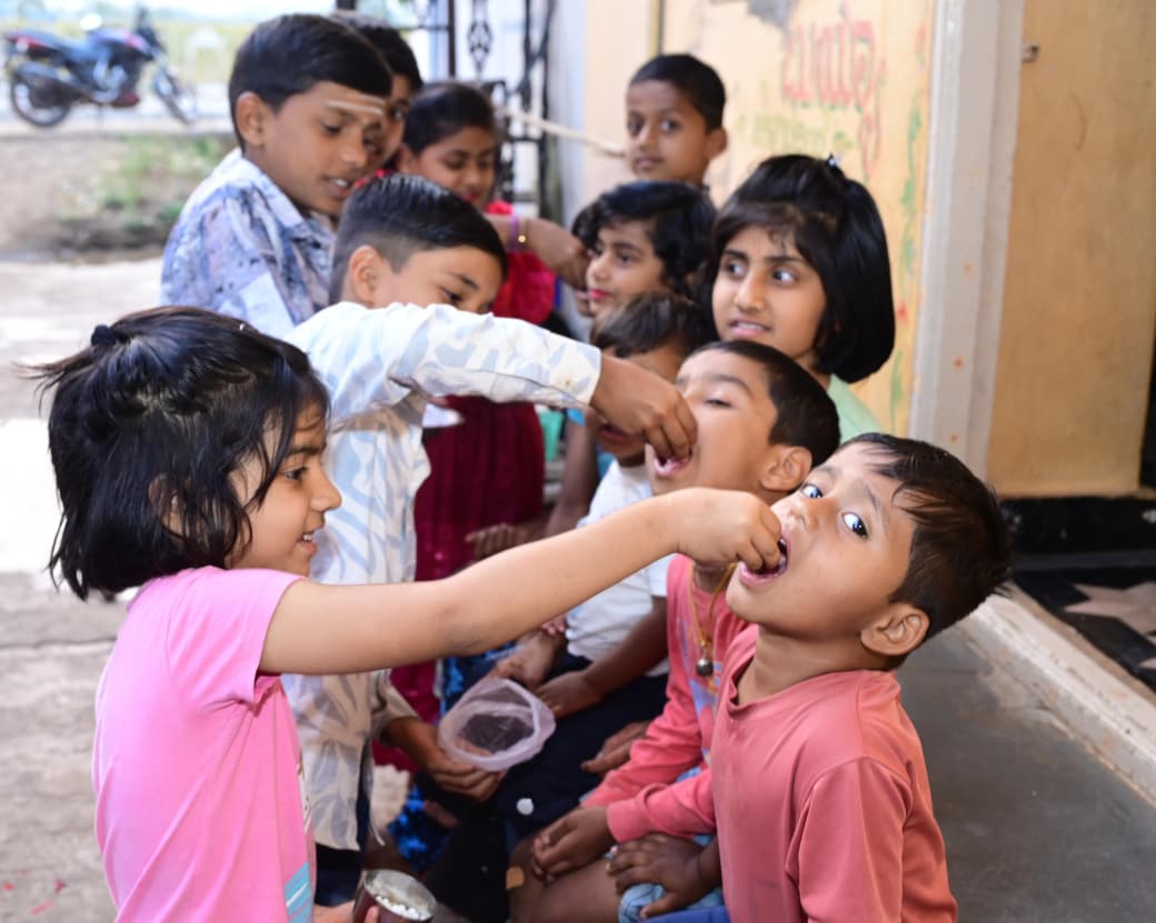 ಬೀದರ್‌ನಲ್ಲಿ ಗುರುವಾರ ಚಿಣ್ಣರು ಪರಸ್ಪರ ಎಳ್ಳು ಬೆಲ್ಲ ವಿನಿಮಯ ಮಾಡಿಕೊಂಡರು