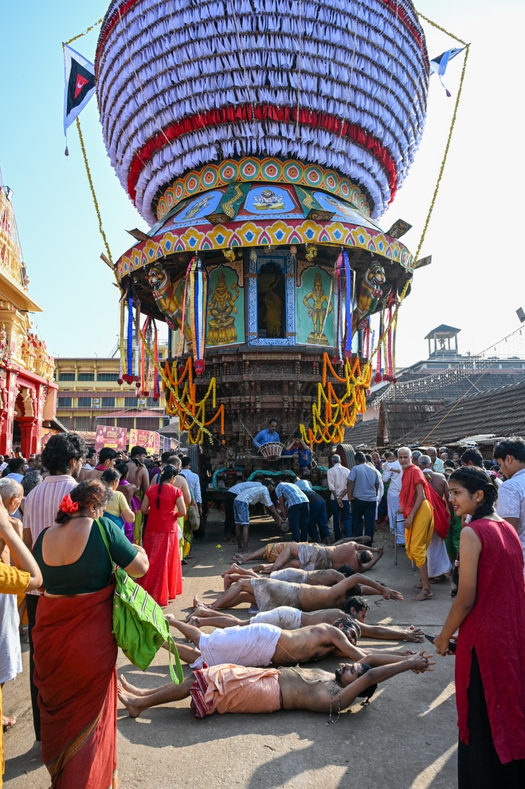 ಬ್ರಹ್ಮ ರಥೋತ್ಸವ ಸಮಯದಲ್ಲಿ ಭಕ್ತರು ಉರುಳು ಸೇವೆ ನಡೆಸಿದರು