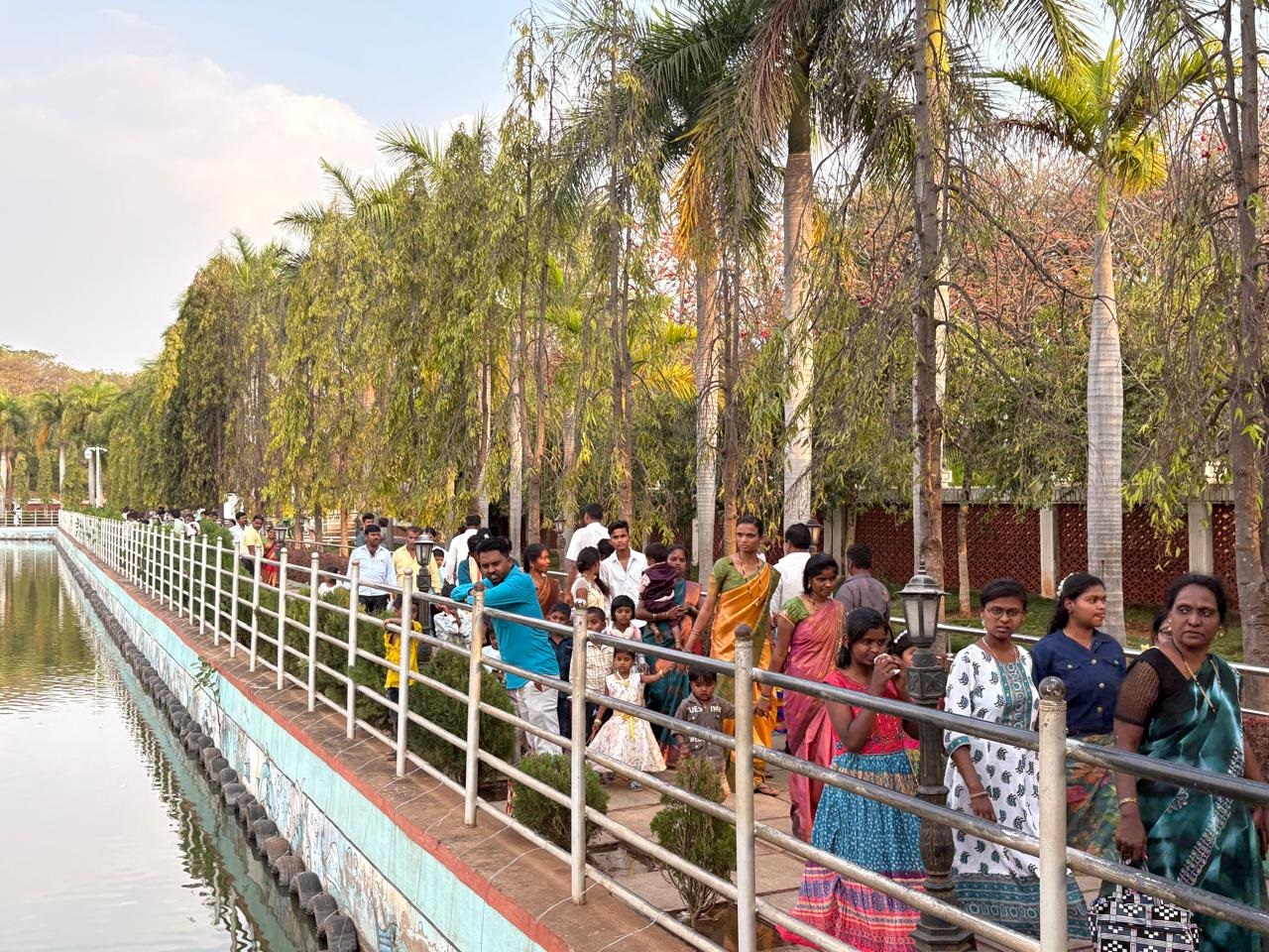 ಆಲಮಟ್ಟಿಯ ವಿವಿಧ ಉದ್ಯಾನಗಳ ಬಳಿ ಜನರ ಭೇಟಿ ವಿರಳವಾಗಿತ್ತು