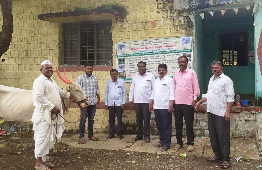 ಆಳಂದ ತಾಲ್ಲೂಕಿನ ಮಾದನ ಹಿಪ್ಪರಗಿ ಪಶು ಆಸ್ಪತ್ರೆಯಲ್ಲಿ ನಡೆದ ಕಾಲುಬಾಯಿ ರೋಗ ತಡೆ ಲಸಿಕಾ ಅಭಿಯಾನ (ಸಂಗ್ರಹ ಚಿತ್ರ)