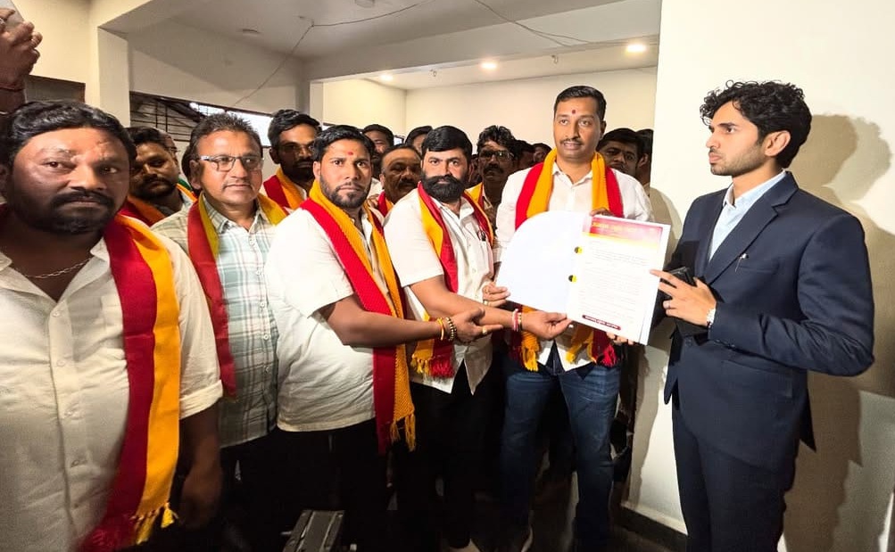 ಇನಾಮದಾರ ಕಾರ್ಖೆನೆಯಲ್ಲಿ ಮೃತಪಟ್ಟ ಕಾರ್ಮಿಕರ ಕುಟುಂಬಗಳಿಗೆ ಸರ್ಕಾರದಿಂದ ಪರಿಹಾರ ಒದಗಿಸಬೇಕು ಎಂದು ಆಗ್ರಹಿಸಿ ಕರವೇ ಮುಖಂಡರು ಜಿಲ್ಲಾಧಿಕಾರಿ ಮೊಹಮ್ಮದ್‌ ರೋಷನ್ ಅವರಿಗೆ ಮನವಿ ಸಲ್ಲಿಸಿದರು