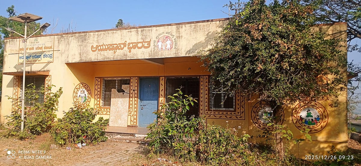 ಕಲಘಟಗಿ | ವೈದ್ಯರ ಕೊರತೆ: ಚಿಕಿತ್ಸೆಗೆ ಪರದಾಟ