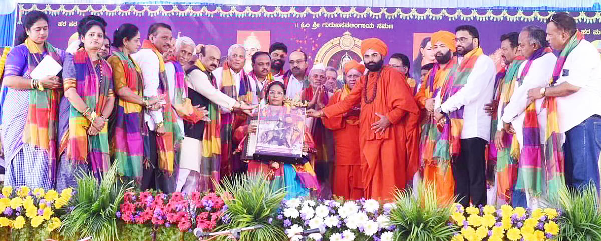 ರಾಕ್ ಗಾರ್ಡನ್ ಕಲಾ ನಿರ್ದೇಶಕಿ ವೇದಾರಾಣಿಗೆ ’ಕಿತ್ತೂರು ರಾಣಿ ಚನ್ನಮ್ಮ’ ಪ್ರಶಸ್ತಿ