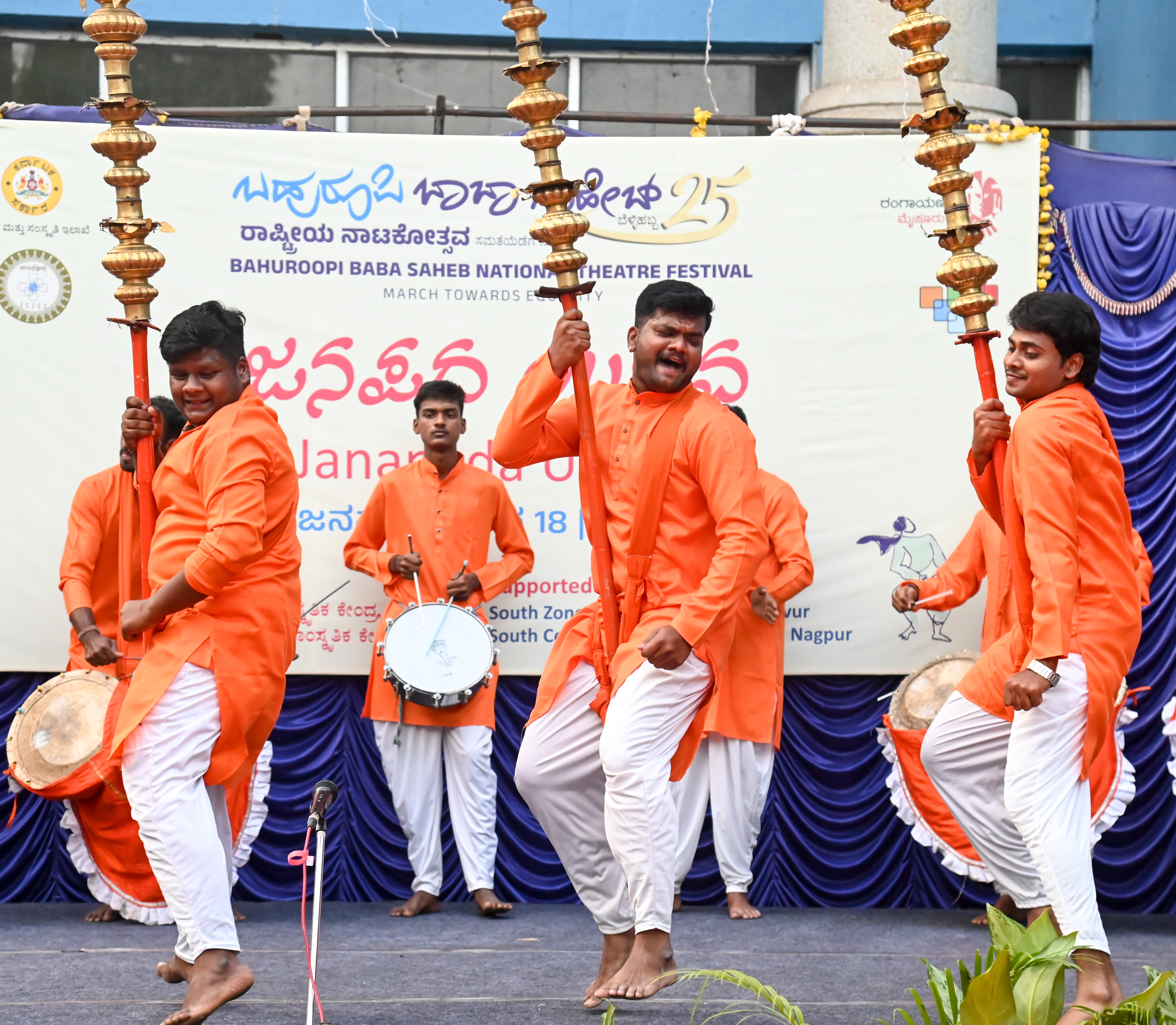 ಬಹುರೂಪಿ ಬಾಬಾ ಸಾಹೇಬ್ 25 - ಕನ್ನಡ ಮತ್ತು ಸಂಸ್ಕೃತಿ ಇಲಾಖೆ ಹಾಗೂ ರಂಗಾಯಣ ಆಯೋಜಿಸಿದ್ದ ರಾಷ್ಟ್ರೀಯ ನಾಟಕೋತ್ಸವದ ಕಿಂದರಿಜೋಗಿ ವೇದಿಕೆಯಲ್ಲಿ ರಾಣೆಬೆನ್ನೂರು ಹಾವೇರಿಯ ಬಸವರಾಜು ಮತ್ತು ತಂಡದವರು ನಂದಿಕೋಲು ನೃತ್ಯವನ್ನು ನಡೆಸಿಕೊಟ್ಟರು. ಪ್ರಜಾವಾಣಿ ಚಿತ್ರ: ಅನೂಪ್ ರಾಘ ಟಿ.