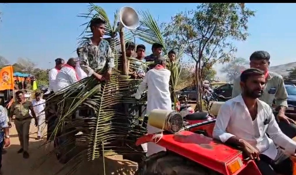 ಅಳವಂಡಿ ಸಮೀಪದ ಮೈನಹಳ್ಳಿ ಗ್ರಾಮದ ಗ್ರಾಮಸ್ಥರು ಶೇಂಗಾ ಹೋಳಿಗೆಯನ್ನು ಮಠಕ್ಕೆ ತಲುಪಿಸಿದರು.