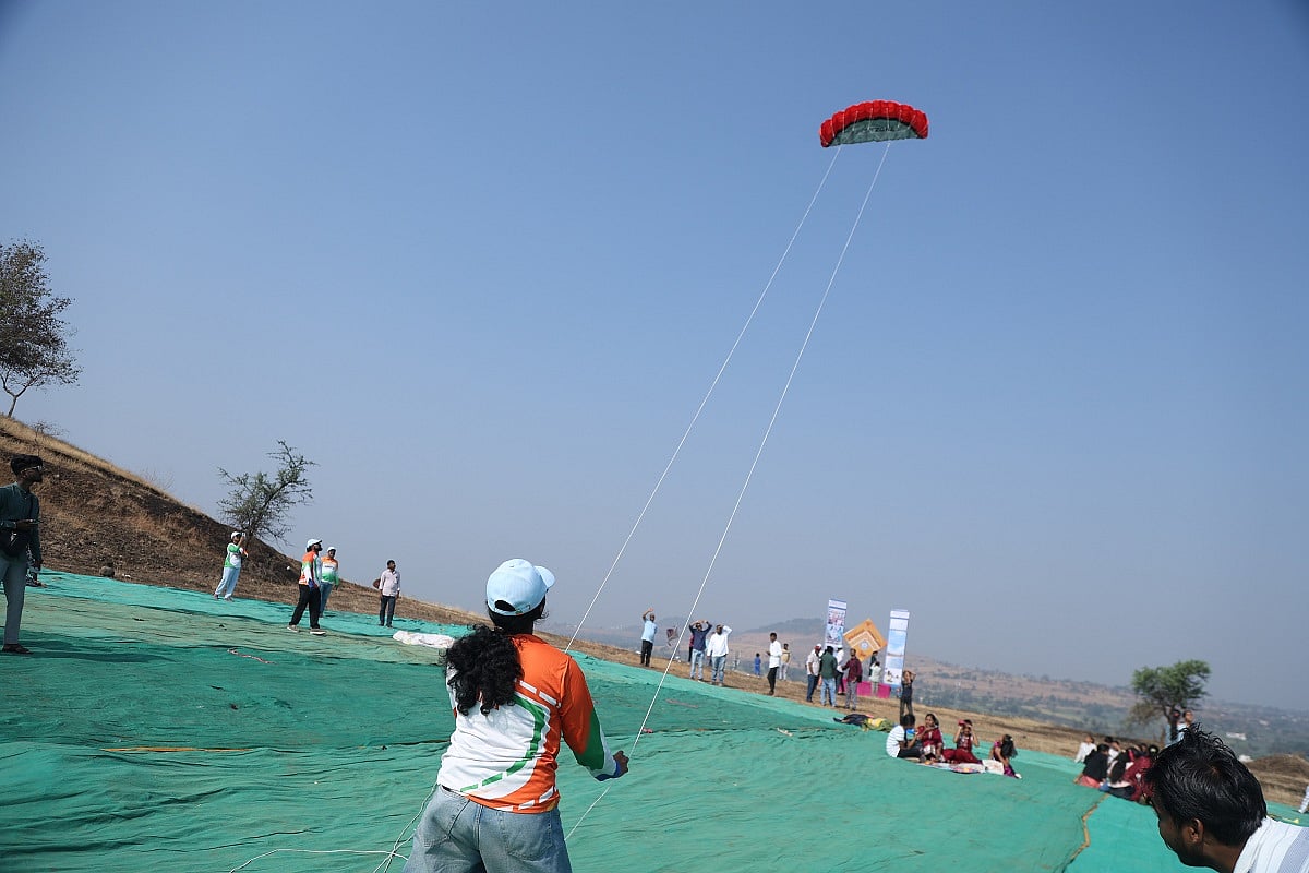 ಸಂಕೇಶ್ವರ: ಬಾನಂಗಳದಲ್ಲಿ ಗಾಳಿಪಟಗಳ ಚಿತ್ತಾರ