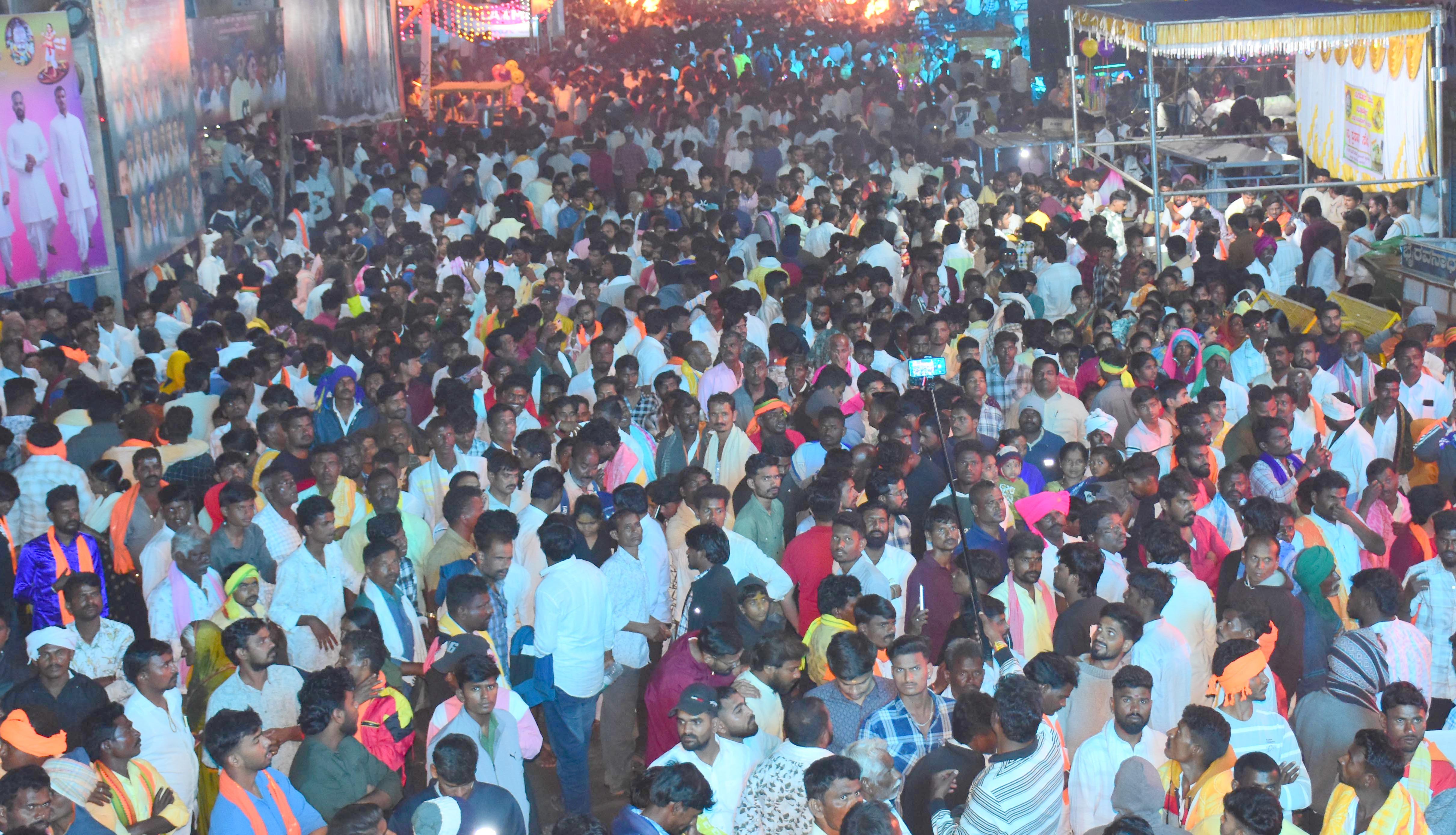 ಜೋಡಿ ಪಲ್ಲಕ್ಕಿ ಉತ್ಸವದಲ್ಲಿ ಭಾಗವಹಿಸಿದ ಭಕ್ತರು