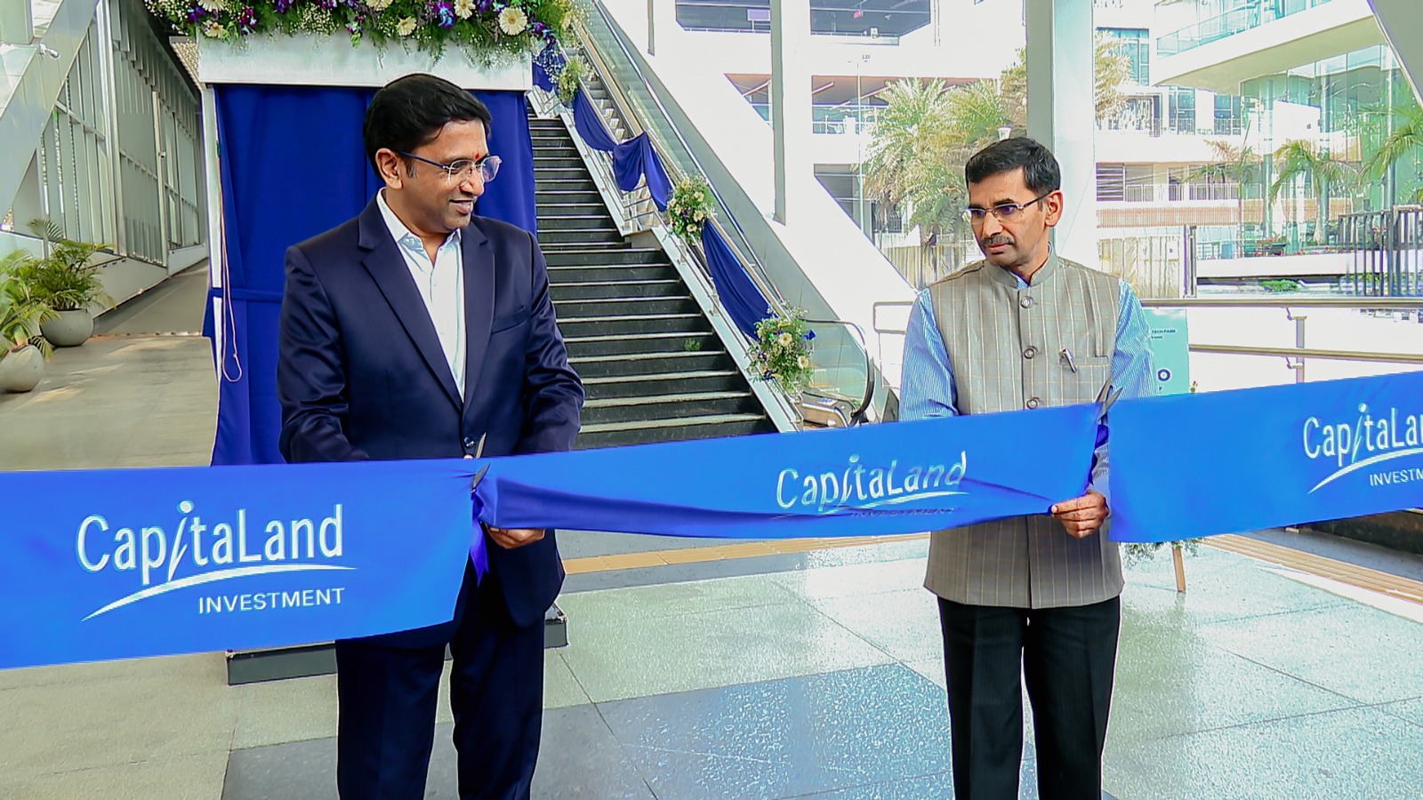 ಅಗ್ರಹಾರ ಮೆಟ್ರೊ ನಿಲ್ದಾಣದಿಂದ ಐಟಿಪಿಬಿ ಮತ್ತು ಪಾರ್ಕ್ ಸ್ಕ್ವೇರ್ ಮಾಲ್‌ಗೆ ಸಂಪರ್ಕ ಕಲ್ಪಿಸುವ ಪಾದಚಾರಿ ಮೇಲ್ಸೇತುವೆಗೆ ಗೌರಿಶಂಕರ್ ನಾಗಭೂಷಣಂ ಮತ್ತು ಸುಬ್ರಹ್ಮಣ್ಯ ಗುಡ್ಗೆ ಚಾಲನೆ ನೀಡಿದರು.