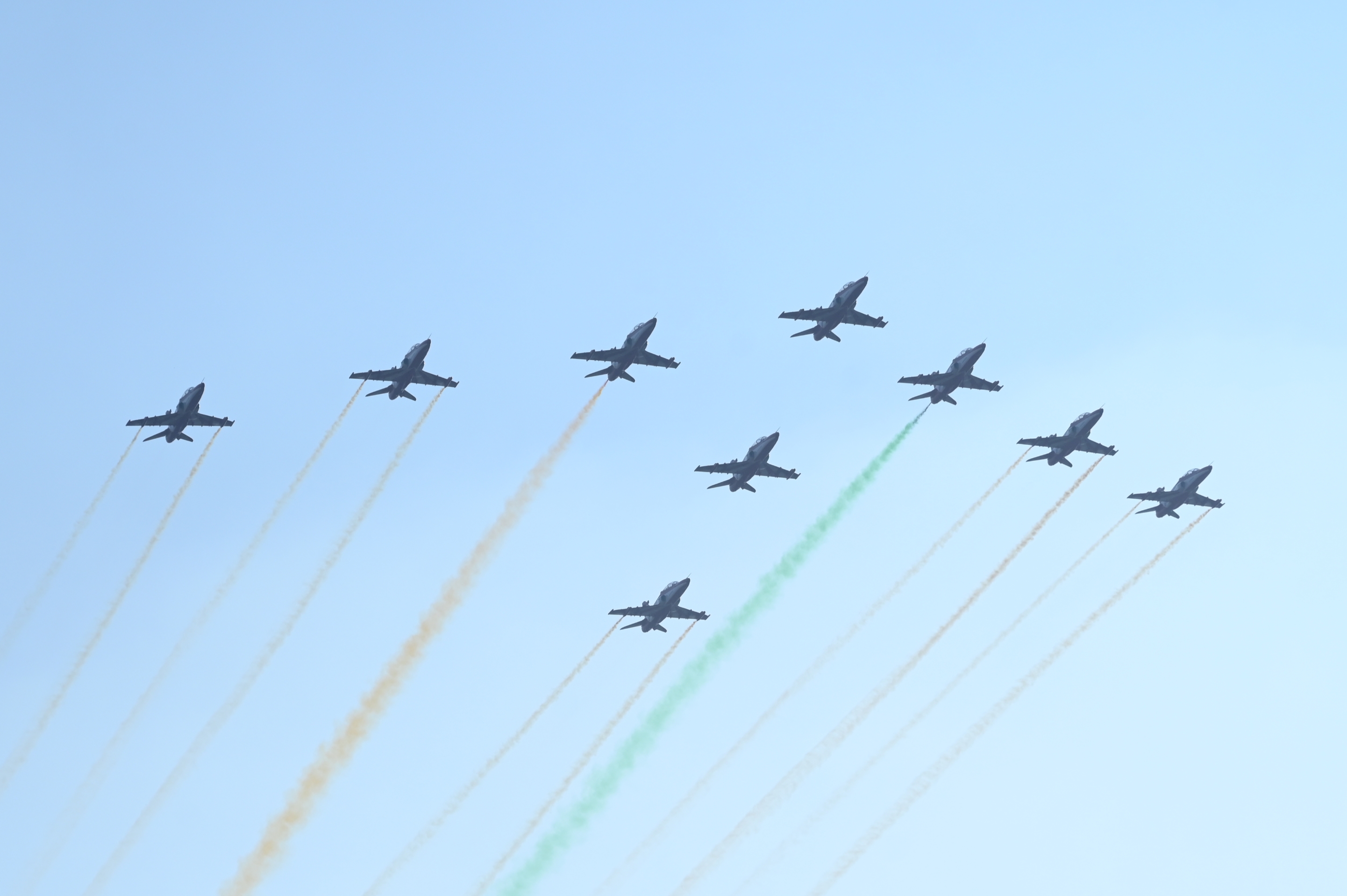 ಆಗಸದಲ್ಲಿ ವಿಮಾನದ ಚಿತ್ರ ಸೃಷ್ಟಿಸಿದ ಲೋಹದ ಹಕ್ಕಿಗಳು