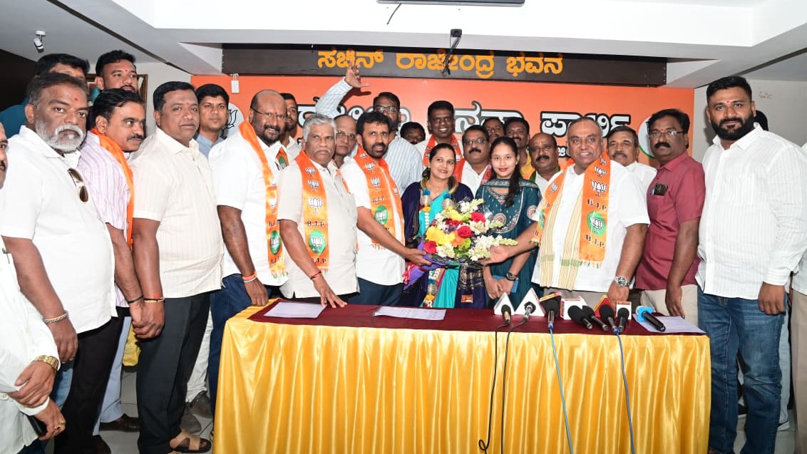 ಗಣರಾಜ್ಯೋತ್ಸವ ಪರೇಡ್‌ಗೆ ಆಹ್ವಾನಿತರಾಗಿರುವ ಮೈಸೂರಿನ ಸರಸ್ವತಿ ಎಂ. ಅವರನ್ನು ಶಾಸಕ ಟಿ.ಎಸ್. ಶ್ರೀವತ್ಸ ಹಾಗೂ ಬಿಜೆಪಿ ಮುಖಂಡರು ಶುಕ್ರವಾರ ಸನ್ಮಾನಿಸಿದರು