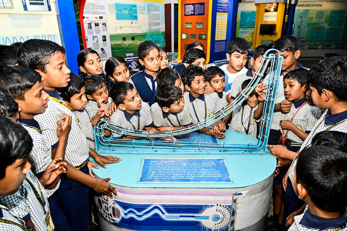 ಕಲಬುರಗಿ ಜಿಲ್ಲಾವಿಜ್ಞಾನ ಕೇಂದ್ರದಲ್ಲಿ ವಿದ್ಯಾರ್ಥಿಗಳು ಕುತೂಹಲದಿಂದ ವಿಜ್ಞಾನ ಮಾದರಿ ಕಣ್ತುಂಬಿಕೊಂಡ ನೋಟ