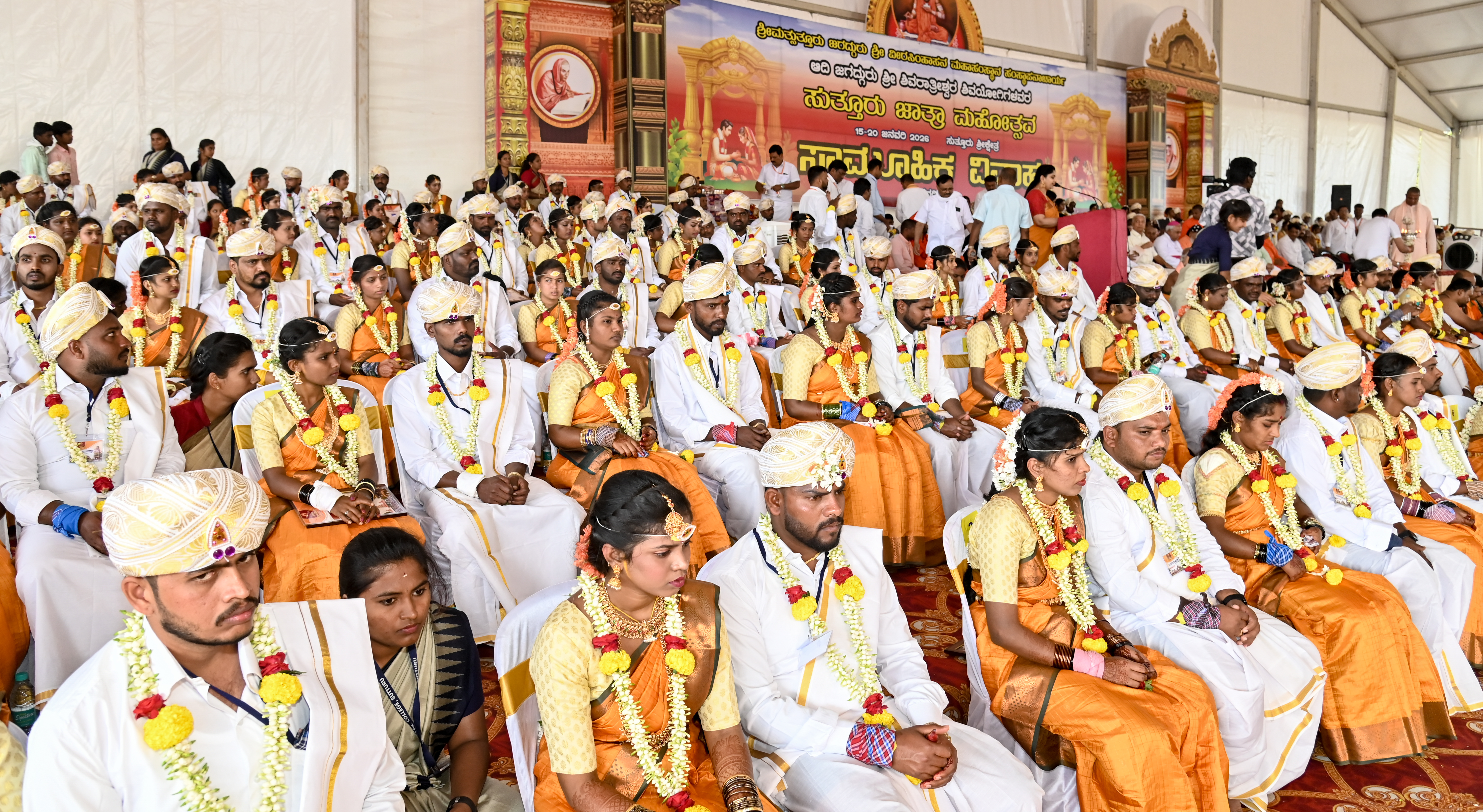 ಮೈಸೂರು ಜಿಲ್ಲೆಯ ಸುತ್ತೂರಿನಲ್ಲಿ ಶಿವರಾತ್ರೀಶ್ವರ ಶಿವಯೋಗಿಗಳ ಜಾತ್ರಾ ಮಹೋತ್ಸವದಲ್ಲಿ ಶುಕ್ರವಾರ ಆಯೋಜಿಸಿದ್ದ ಸಾಮೂಹಿಕ ವಿವಾಹದಲ್ಲಿ 135 ಜೋಡಿ ವೈವಾಹಿಕ ಜೀವನಕ್ಕೆ ಕಾಲಿಟ್ಟರು -ಪ್ರಜಾವಾಣಿ ಚಿತ್ರ/ಅನೂಪ್ ರಾಘ.ಟಿ.
