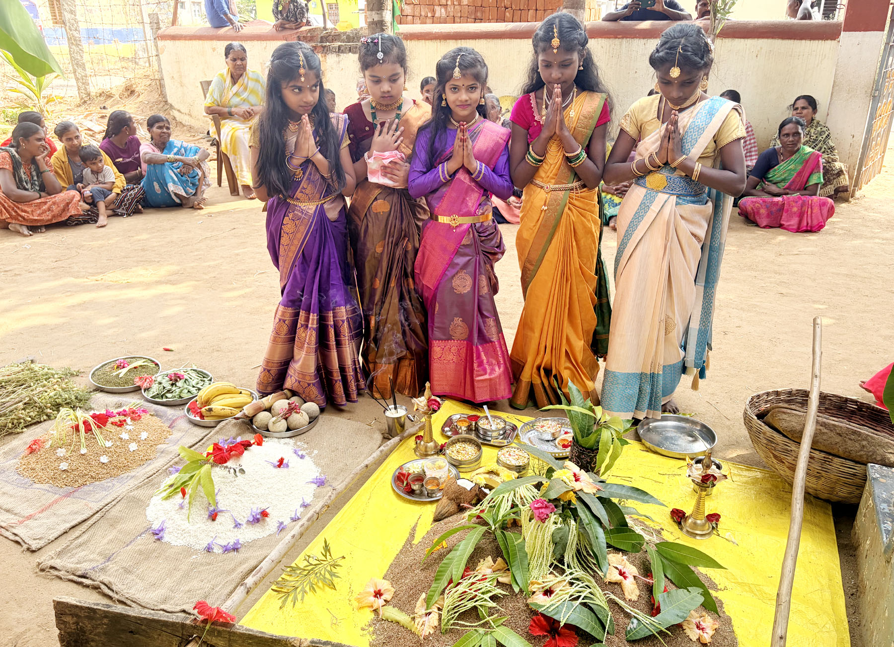 ಹೊಳಲ್ಕೆರೆ ತಾಲ್ಲೂಕಿನ ಚೀರನಹಳ್ಳಿಯಲ್ಲಿ ಶುಕ್ರವಾರ ನಡೆದ ಸಂಕ್ರಾತಿ ಸಂಭ್ರಮ ಕಾರ್ಯಕ್ರಮದಲ್ಲಿ ವಿದ್ಯಾರ್ಥಿಗಳು ರಾಶಿ ಪೂಜೆ ಮಾಡಿದರು 