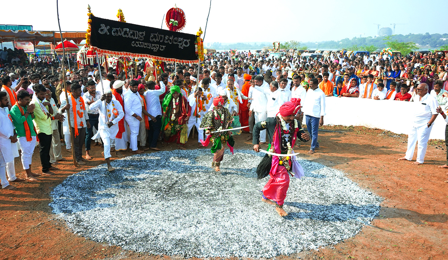 ಬಸವಕಲ್ಯಾಣ ತ್ರಿಪುರಾಂತ ಕೆರೆ ದಂಡೆಯಲ್ಲಿ ಶುಕ್ರವಾರ ಮಡಿವಾಳ ಮಾಚಿದೇವರ ಜಾತ್ರೆ ಅಂಗವಾಗಿ ಕೆಂಡ ತುಳಿಯಲಾಯಿತು