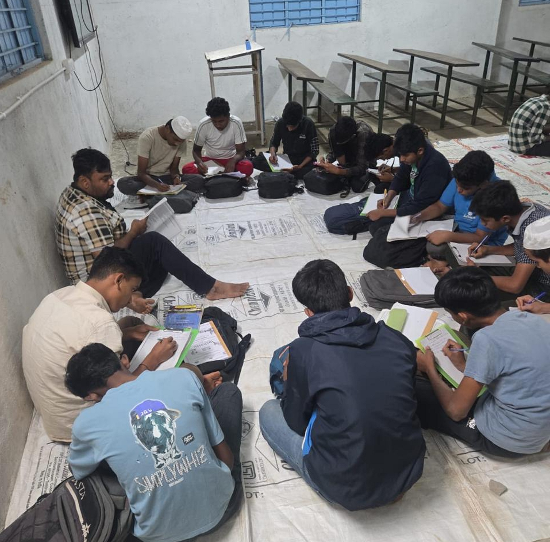 ಚನ್ನಗಿರಿ ತಾಲ್ಲೂಕಿನ ಕೆರೆಬಿಳಚಿ ಗ್ರಾಮಾಂತರ ಸರ್ಕಾರಿ ಪ್ರೌಢಶಾಲೆಯಲ್ಲಿ ರಾತ್ರಿ ತರಗತಿ ನಡೆಸುತ್ತಿರುವುದು