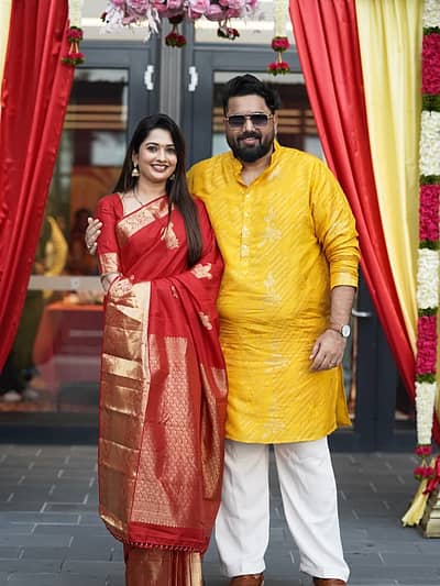 ಸ್ಯಾಂಡಲ್‌ವುಡ್‌ನ ಜನಪ್ರಿಯ ದಂಪತಿ ತರುಣ್ ಸುಧೀರ್  ಹಾಗೂ ಸೋನಲ್ ಮಂಥೆರೋ ಮನೆಯಲ್ಲಿ ಸಂಕ್ರಾಂತಿ ಸಡಗರ ಜೋರಾಗಿತ್ತು. ಸಾಮಾಜಿಕ ಮಾಧ್ಯಮದಲ್ಲಿ ಸಂಕ್ರಾಂತಿ ಹಬ್ಬಕ್ಕೆ ಸೋನಲ್‌ ಅವರು ಅಭಿಮಾನಿಗಳಿಗೆ ಶುಭಾಶಯ ತಿಳಿಸಿದ್ದಾರೆ.