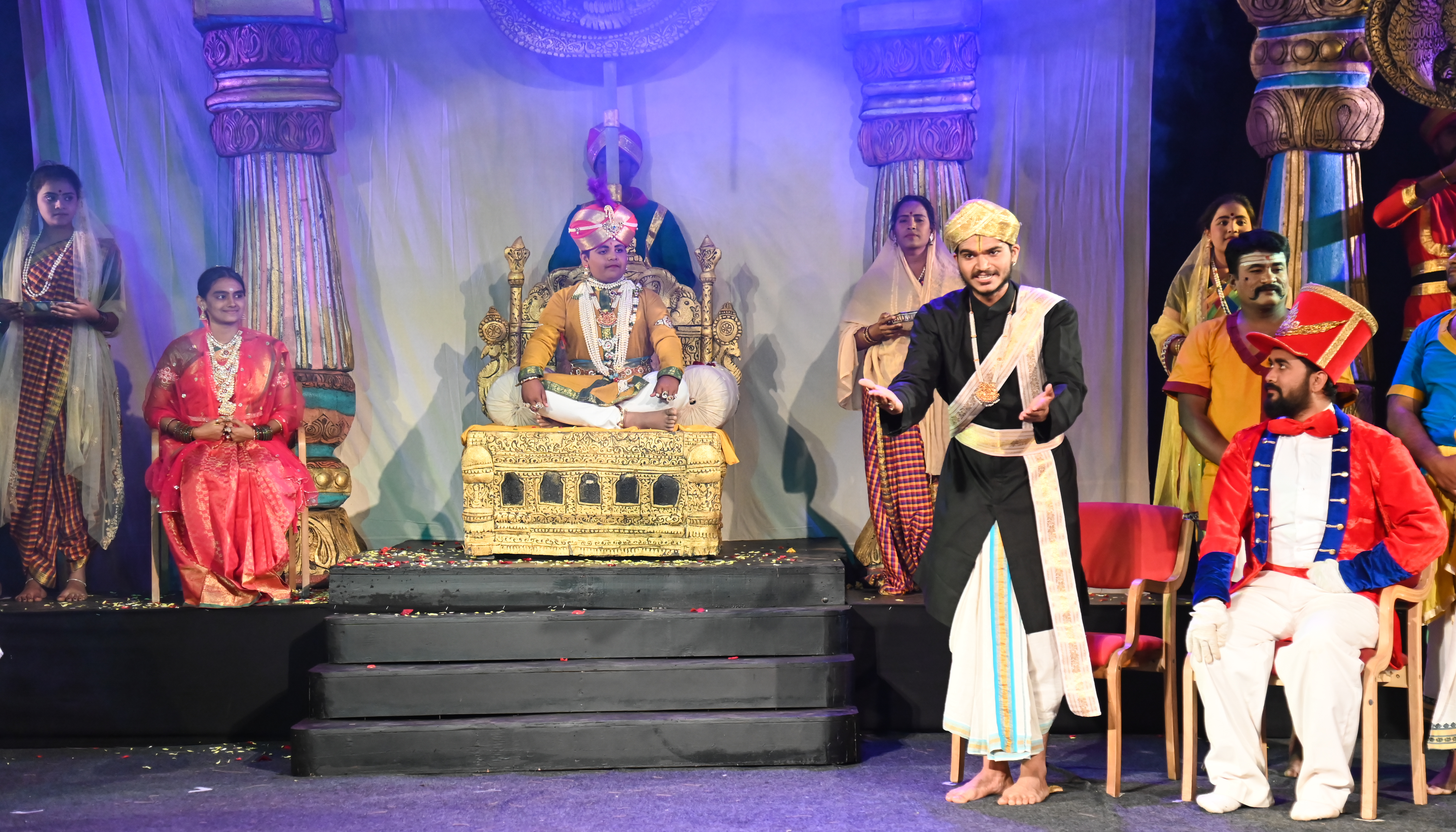 ವನರಂಗದಲ್ಲಿ ದಿನೇಶ್ ಚಮ್ಮಾಳಿಗೆ ನಿರ್ದೇಶನದ ‘ಆಳಿದ ಮಾಸ್ವಾಮಿಗಳು’ ನಾಟಕದ ದೃಶ್ಯ 