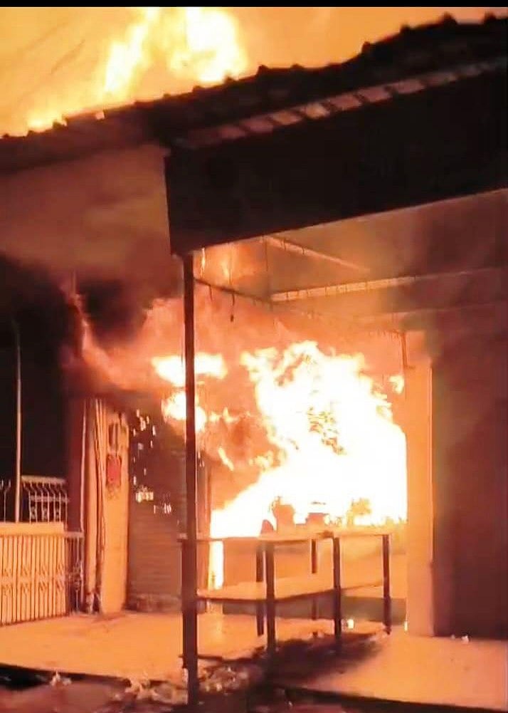 ಅಗ್ನಿ ಅಪಘಾತದಲ್ಲಿ ಸಂಪೂರ್ಣವಾಗಿ ಸುಟ್ಟುಹೋದ ಪೇಂಟ್ ಅಂಗಡಿ