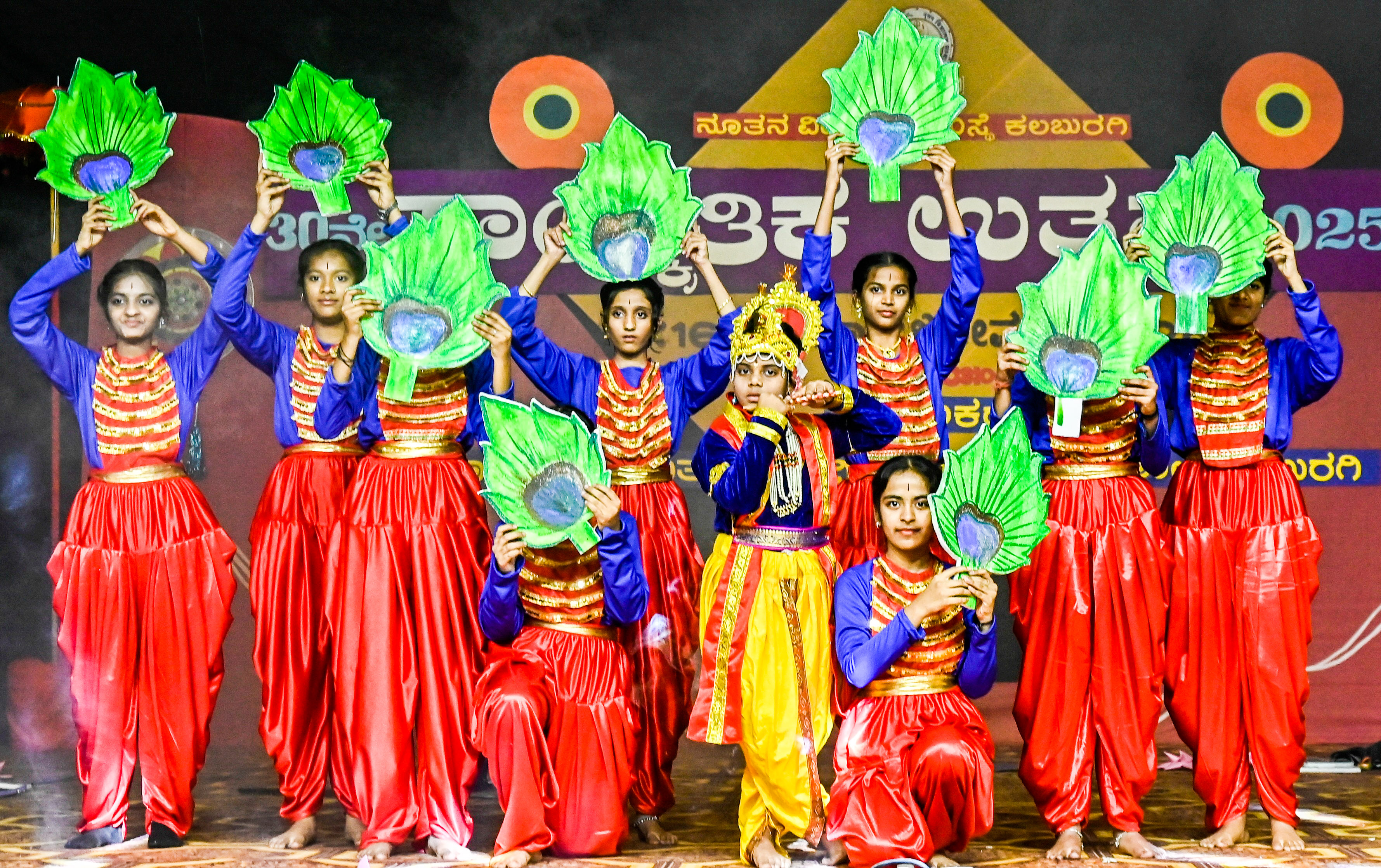 ಎನ್‌ವಿ ಸಂಸ್ಥೆಯ ಸಾಂಸ್ಕೃತಿಕ ಉತ್ಸವದಲ್ಲಿ ವಿದ್ಯಾರ್ಥಿಗಳು ನೃತ್ಯ ಪ್ರದರ್ಶಿಸಿದರು –ಪ್ರಜಾವಾಣಿ ಚಿತ್ರ: ತಾಜುದ್ದೀನ್‌ ಆಜಾದ್