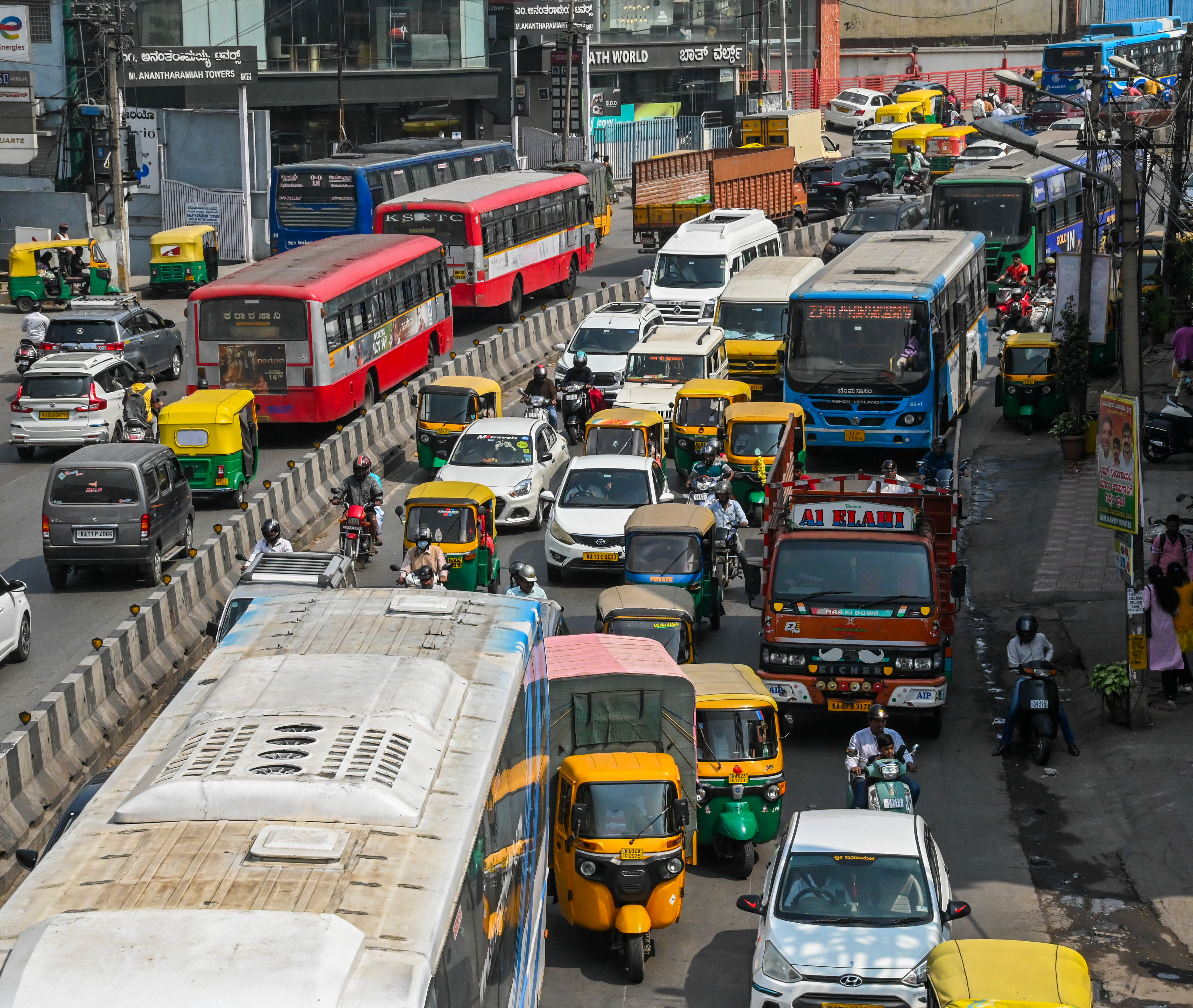 ಮೈಸೂರು ರಸ್ತೆಯ ಗಾಳಿ ಆಂಜನೇಯಸ್ವಾಮಿ ದೇವಸ್ಥಾನದ ಬಳಿ ಸಂಚಾರ ದಟ್ಟಣೆ ಉಂಟಾಗಿದ್ದ ದೃಶ್ಯ 