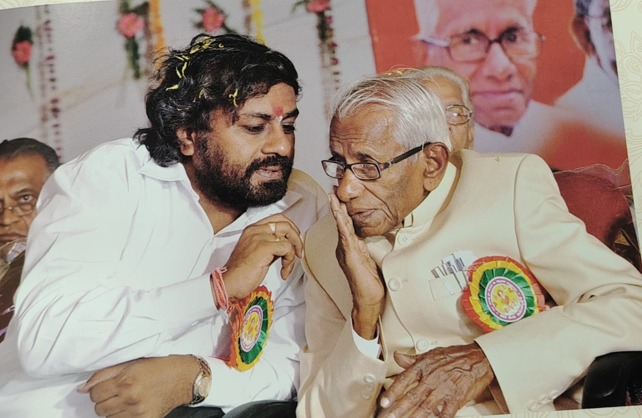 ಕಾರ್ಯಕ್ರಮವೊಂದರಲ್ಲಿ ತಂದೆ–ಮಗನ ಚರ್ಚೆ