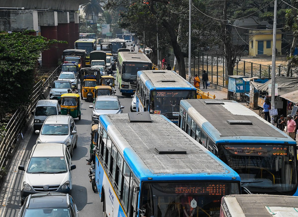 ಮೈಸೂರು ರಸ್ತೆ: ವಾಹನ ಸಂಚಾರ ‘ಆಮೆಗತಿ’, ಸ್ಕೈ ವಾಕ್ ಬಳಸದ ಜನರು