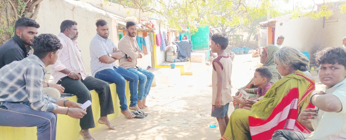 ನರೇಗಲ್‌ ಪಟ್ಟಣ ಪಂಚಾಯಿತಿ ಸಿಬ್ಬಂದಿ ಹಂದಿಗಳ ಮಾಲೀಕರ ಜತೆಗೆ ಸಭೆ ನಡೆಸಿದರು