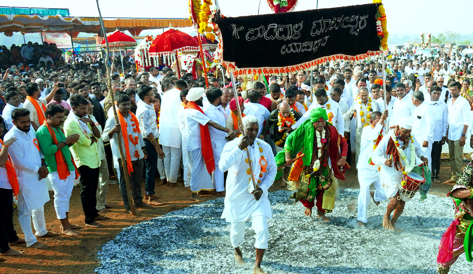 ಬಸವಕಲ್ಯಾಣ ತ್ರಿಪುರಾಂತ ಕೆರೆ ದಂಡೆಯಲ್ಲಿ ಶುಕ್ರವಾರ ಮಡಿವಾಳ ಮಾಚಿದೇವರ ಜಾತ್ರೆ ಅಂಗವಾಗಿ ಕೆಂಡ ತುಳಿಯಲಾಯಿತು