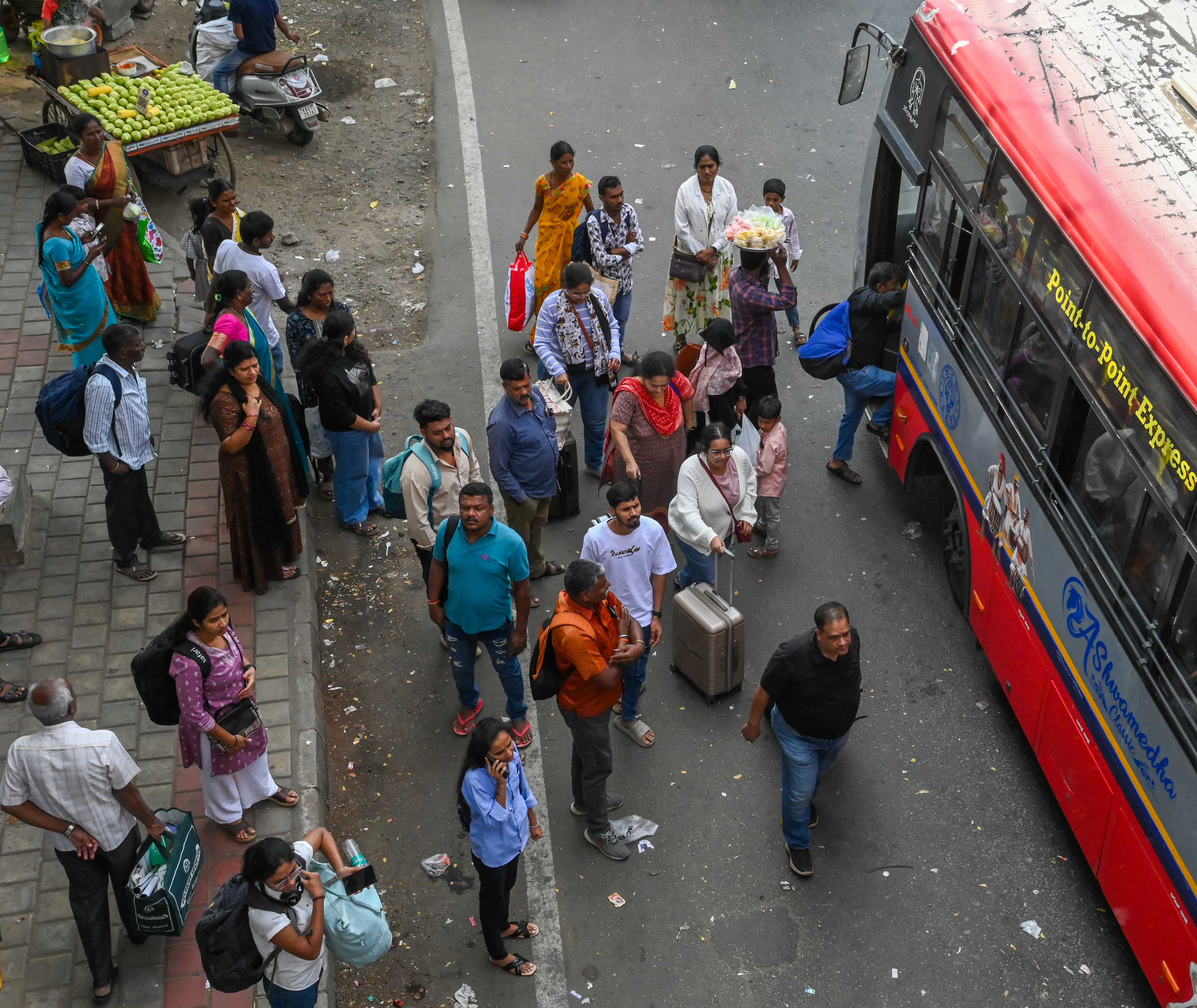 ಕೆಂಗೇರಿ ಬಸ್ ನಿಲ್ದಾಣದ ಬಳಿ ಜನರು ರಸ್ತೆಯಲ್ಲಿ ನಿಂತು ಬಸ್‌ ಹತ್ತುತ್ತಿದ್ದ ದೃಶ್ಯ