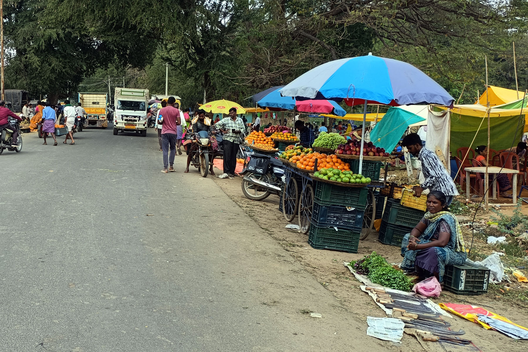 16KDL2 : ಕೂಡ್ಲಿಗಿ ಪಟ್ಟಣದಲ್ಲಿ ಶುಕ್ರವಾರ ನಡೆಯುವ ವಾರದ ಸಂತೆ ಮೈದಾನದ ಮುಂದಿನ ರಸ್ತೆಯಲ್ಲಿ ಆಂಗಡಿಗಳನ್ನು ಹಾಕಿರುವುದು.