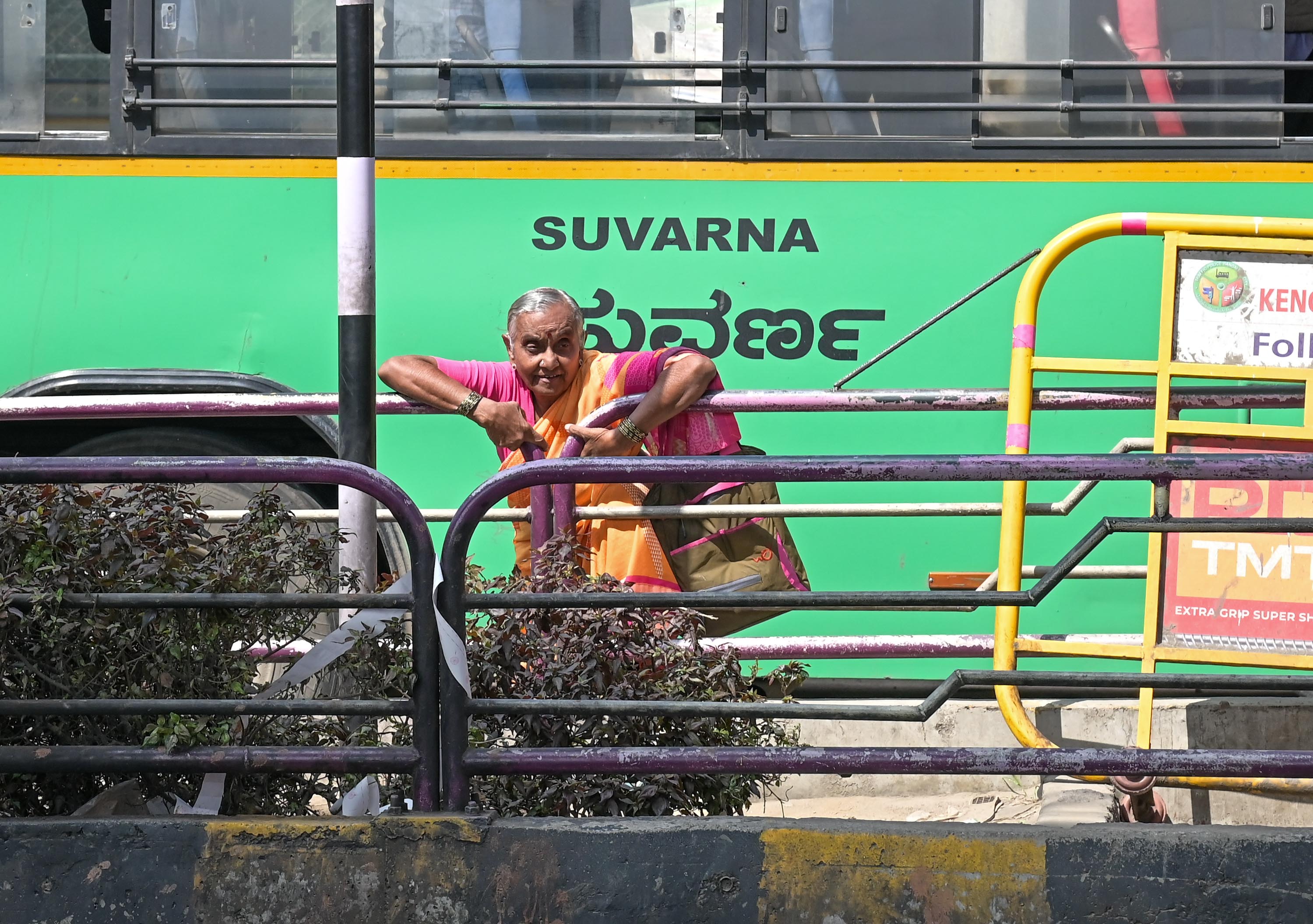 ಸ್ಯಾಟಲೈಟ್ ಬಸ್ ನಿಲ್ದಾಣದ ಬಳಿ ರಸ್ತೆ ದಾಟಲು ಪರದಾಡುತ್ತಿದ್ದ ವೃದ್ಧೆ 