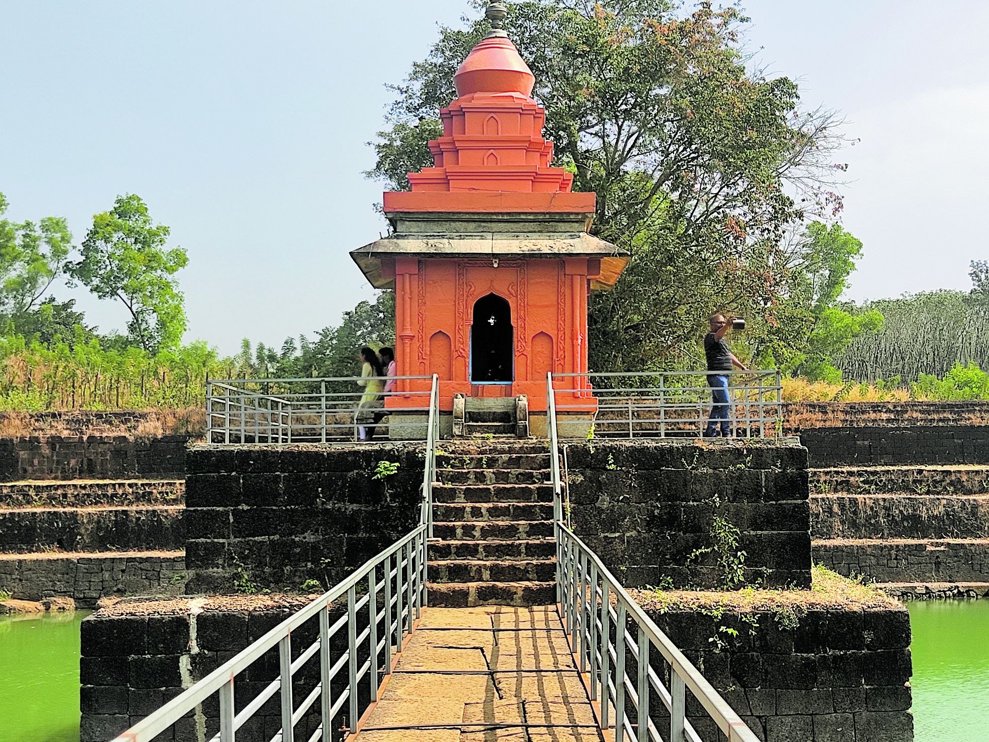ಕೊಳದ ಮಧ್ಯಭಾಗದಲ್ಲಿರುವ ದೇವಸ್ಥಾನ