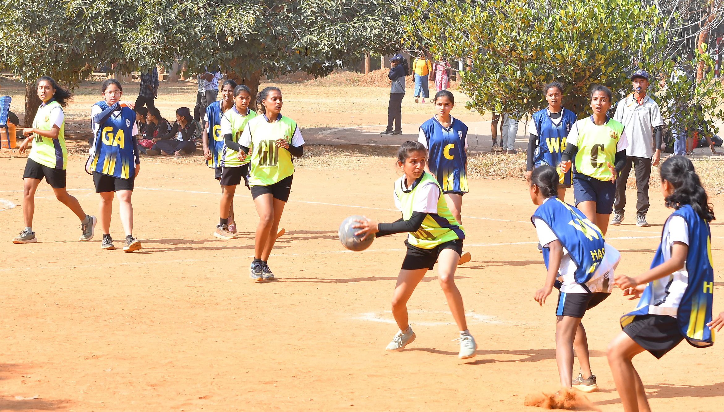 ನೆಟ್‌ಬಾಲ್‌ ಪಂದ್ಯದಲ್ಲಿ ಪಾಯಿಂಟ್‌ ಗಳಿಸಲು ಆಟಗಾರ್ತಿಯರ ಪೈಪೋಟಿ