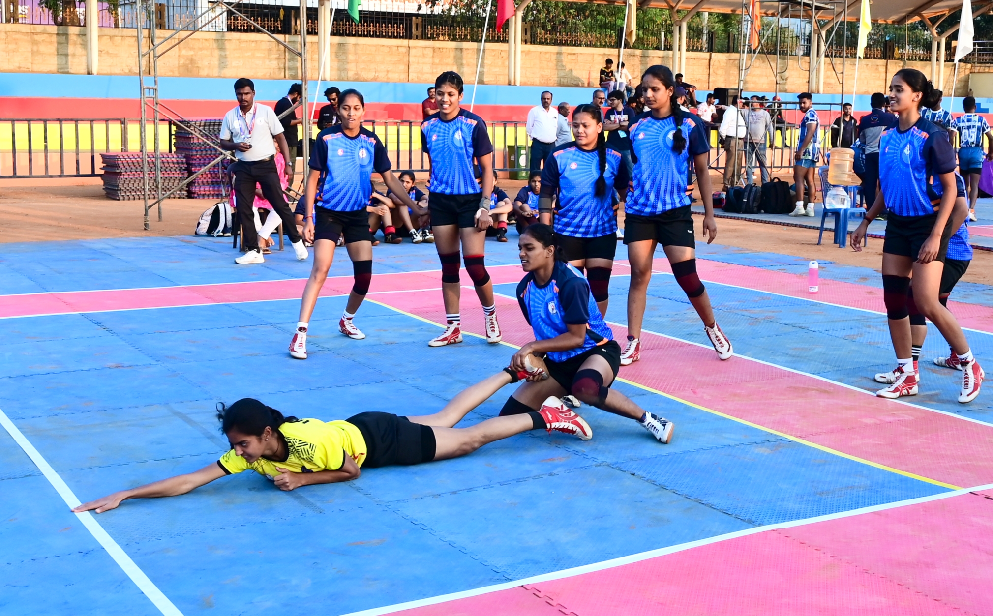 ದಕ್ಷಿಣ ಕನ್ನಡ ಮತ್ತು ಹಾವೇರಿ ತಂಡಗಳ ಮಧ್ಯೆ ನಡೆದ ಕಬಡ್ಡಿ ಪಂದ್ಯದಲ್ಲಿ ಅಂಕ ಪಡೆದ ಆಟಗಾರ್ತಿ
ಚಿತ್ರ: ಚಂದನ್‌