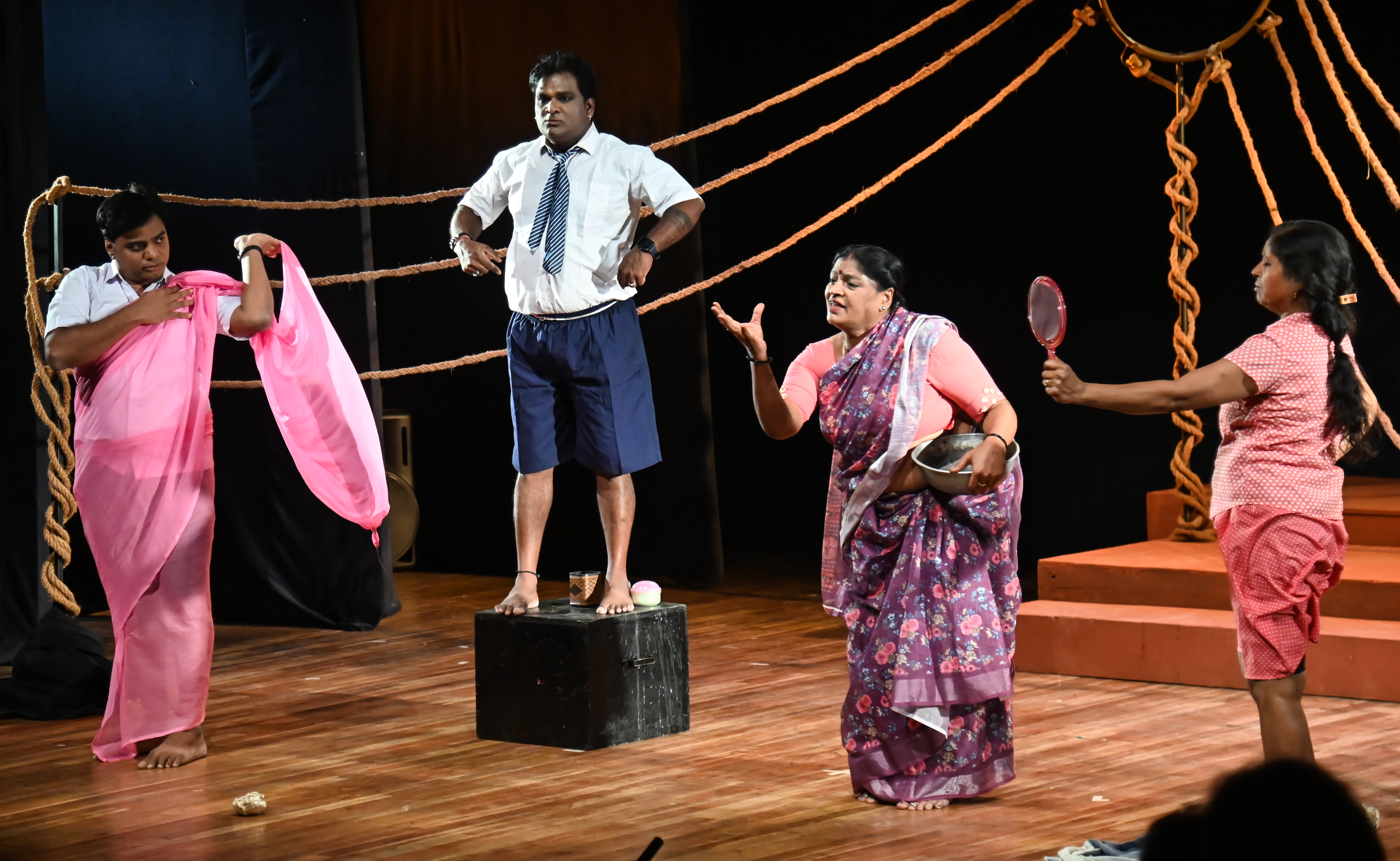 ಭೂಮಿಗೀತದಲ್ಲಿ ಬೆಂಗಳೂರಿನ ಪಯಣ ರಂಗ ತಂಡದವರು ಎನ್.ಮಂಗಳಾ ನಿರ್ದೇಶನದಲ್ಲಿ ‘ಕಳೆದುಹೋದ ಹಾಡು’ ನಾಟಕ ಅಭಿನಯಿಸಿದರು 