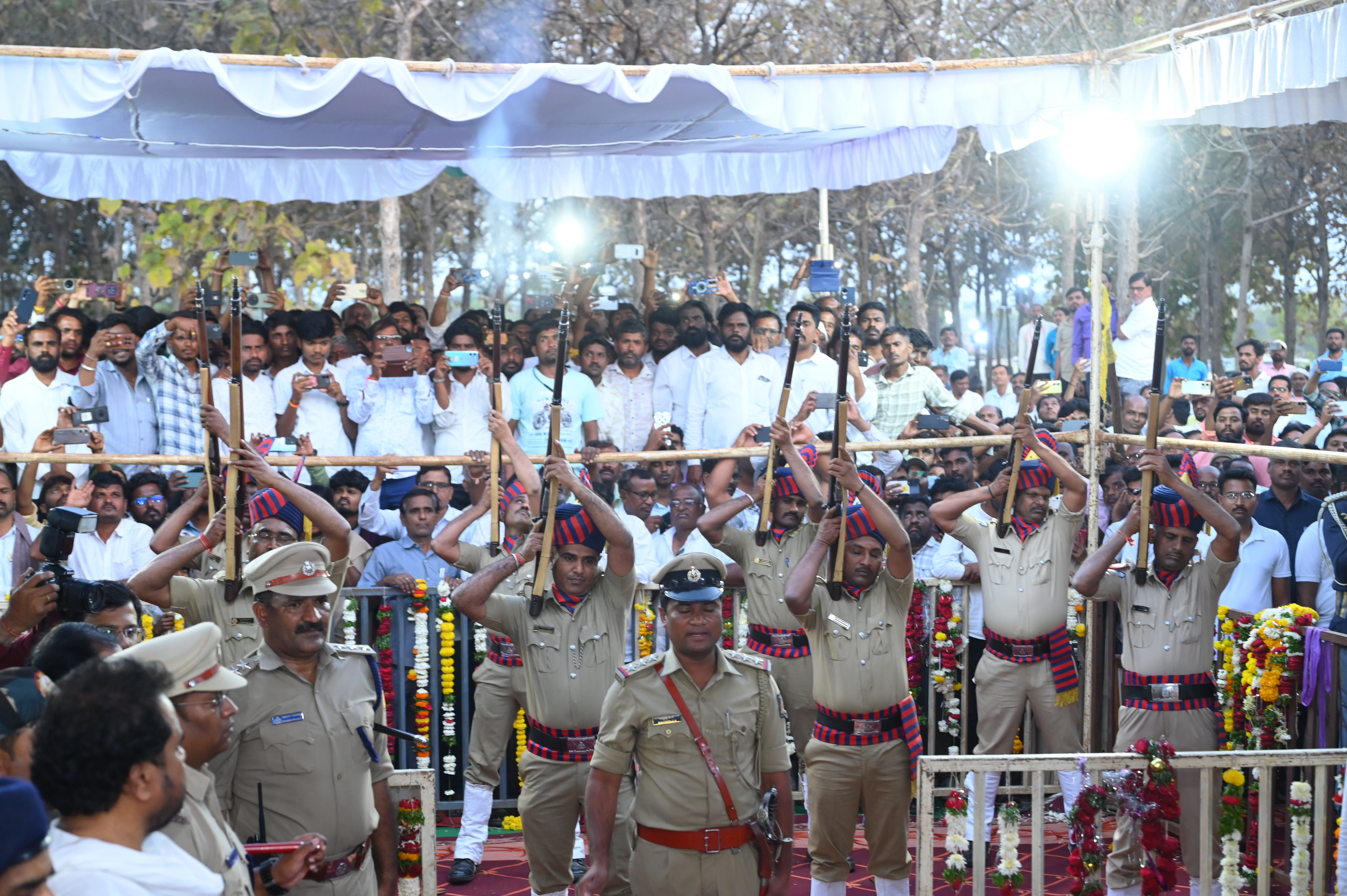 ಪೊಲೀಸರು ಮೂರು ಸುತ್ತು ಗಾಳಿಯಲ್ಲಿ ಗುಂಡು ಹಾರಿಸಿ ಭೀಮಣ್ಣ ಖಂಡ್ರೆ ಅವರಿಗೆ ಗೌರವ ಸಲ್ಲಿಸಿದರು