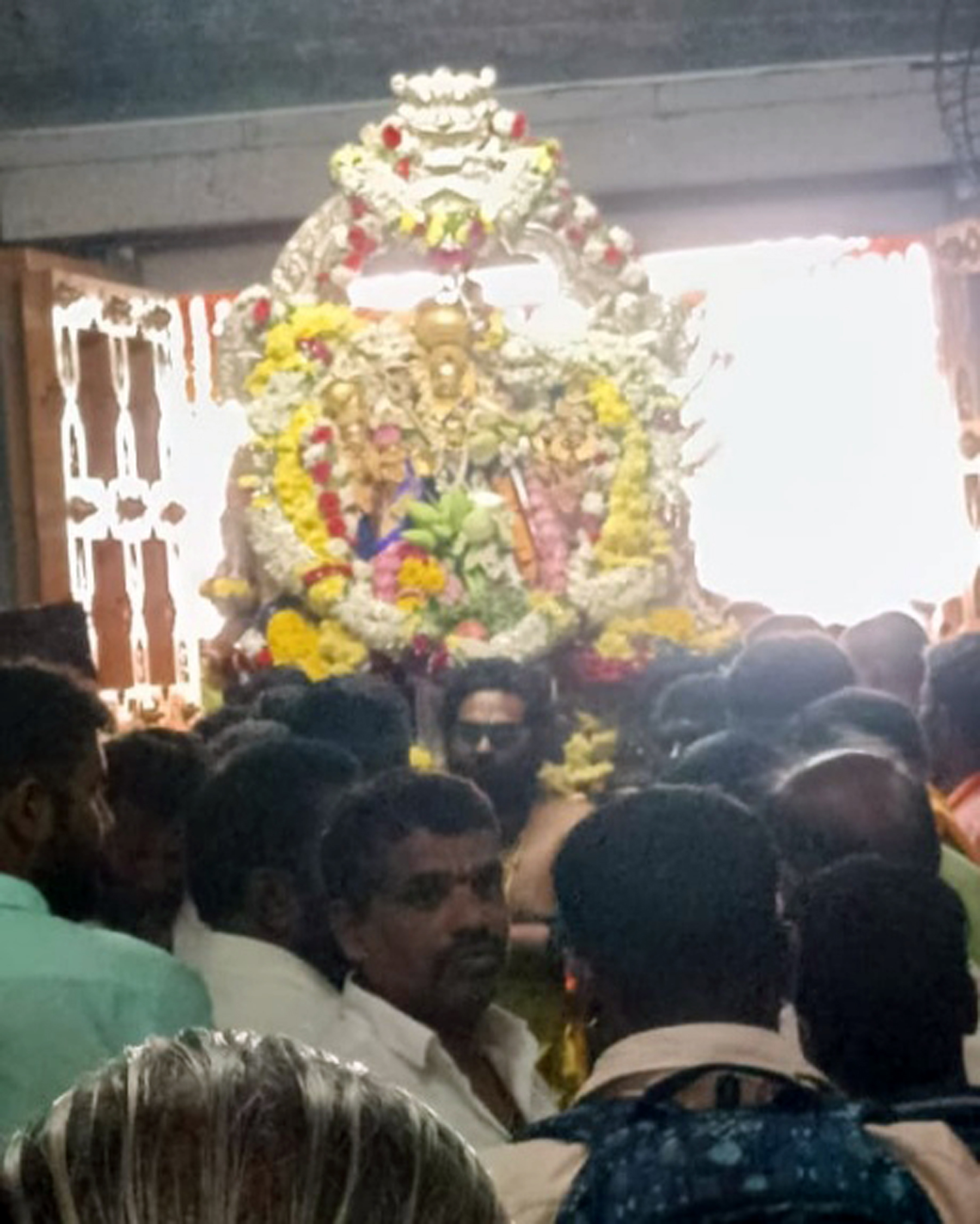 ಯಳಂದೂರು ತಾಲ್ಲೂಕಿನ ಬಿಳಿಗಿರಿಬೆಟ್ಟದಲ್ಲಿ ಶನಿವಾರ ರಂಗನಾಥಸ್ವಾಮಿ ಗರುಡ ವಾಹನೋತ್ಸವ ಪೂಜಾ ಕೈಂಕರ್ಯದಲ್ಲಿ ಭಕ್ತರು ಭಾಗಿಯಾದರು.