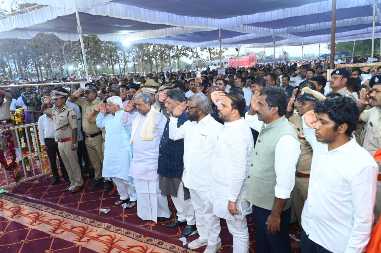 ಮುಖ್ಯಮಂತ್ರಿ ಸಿದ್ದರಾಮಯ್ಯ ಉಪಮುಖ್ಯಮಂತ್ರಿ ಡಿ.ಕೆ. ಶಿವಕುಮಾರ ಹಾಗೂ ಇತರೆ ಗಣ್ಯರು ಭೀಮಣ್ಣ ಖಂಡ್ರೆ ಅವರಿಗೆ ಗೌರವ ಸಲ್ಲಿಸಿದರು