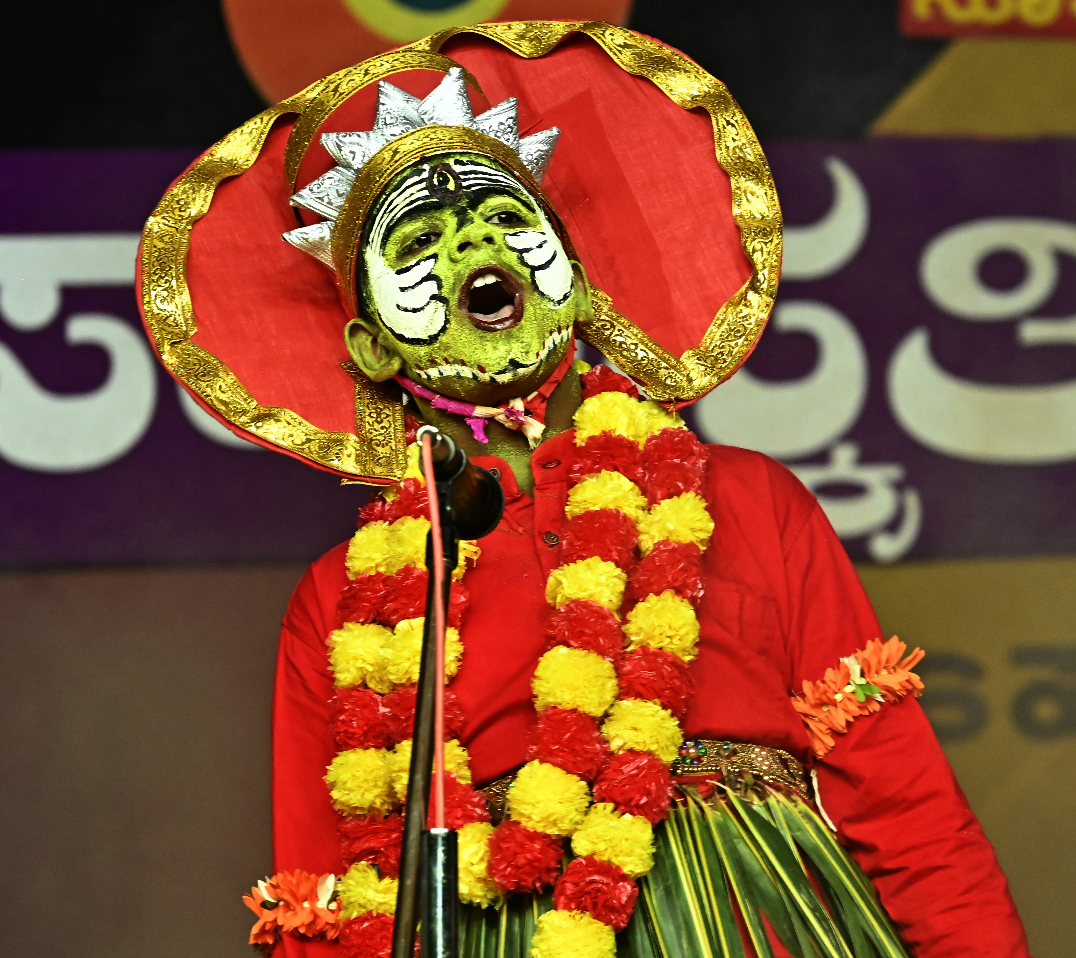 ಉತ್ಸವದಲ್ಲಿ ಭೂತಕೋಲ ಪ್ರದರ್ಶಿಸಿದ ಬಾಲಕ