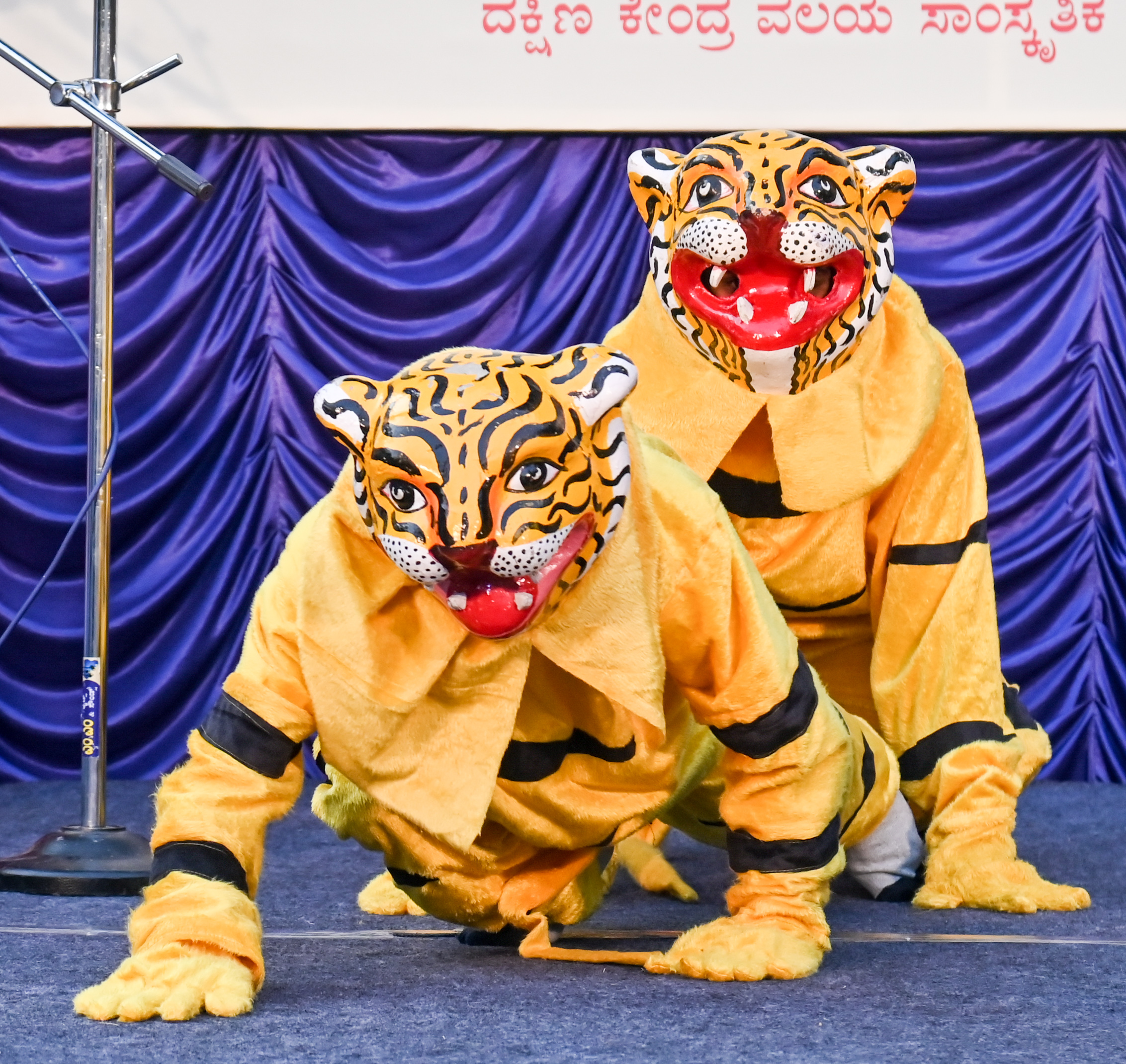 ಜನಪದ ಉತ್ಸವದಲ್ಲಿ ಆಂಧ್ರಪ್ರದೇಶ ರಾಜ್ಯದ ವಿಜಯವಾಡದ ಶ್ರೀಅದ್ದೂರಿ ಗೋಪಿ ಮತ್ತು ತಂಡದವರು ‘‍ಪುಲಿವೇಷಾಲು’ ನೃತ್ಯ ಪ್ರಸ್ತುತಪಡಿಸಿದರು 