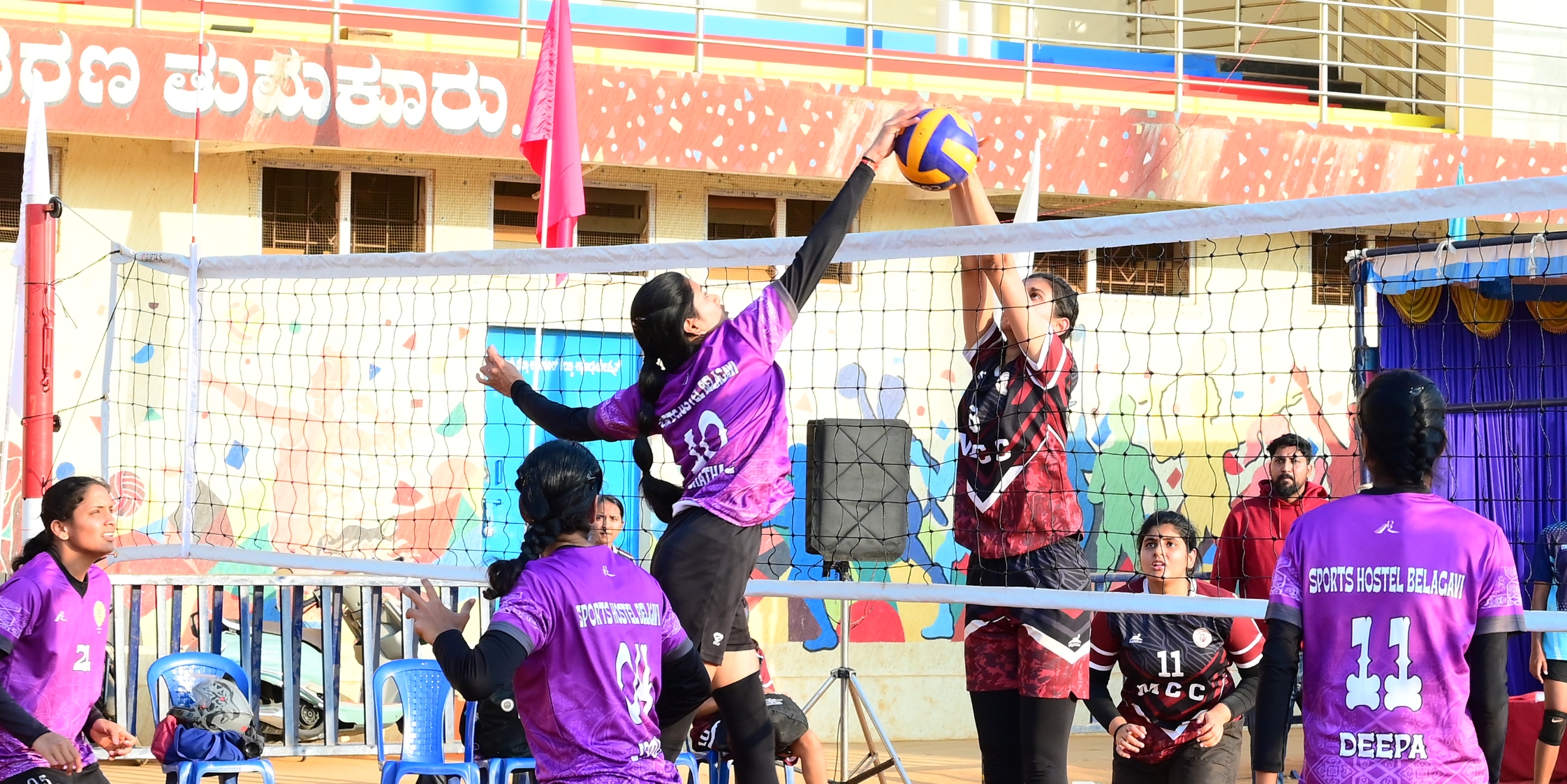 ಗಮನ ಸೆಳೆದ ವಾಲಿಬಾಲ್‌ ಪಂದ್ಯ
ಚಿತ್ರ: ಚಂದನ್‌